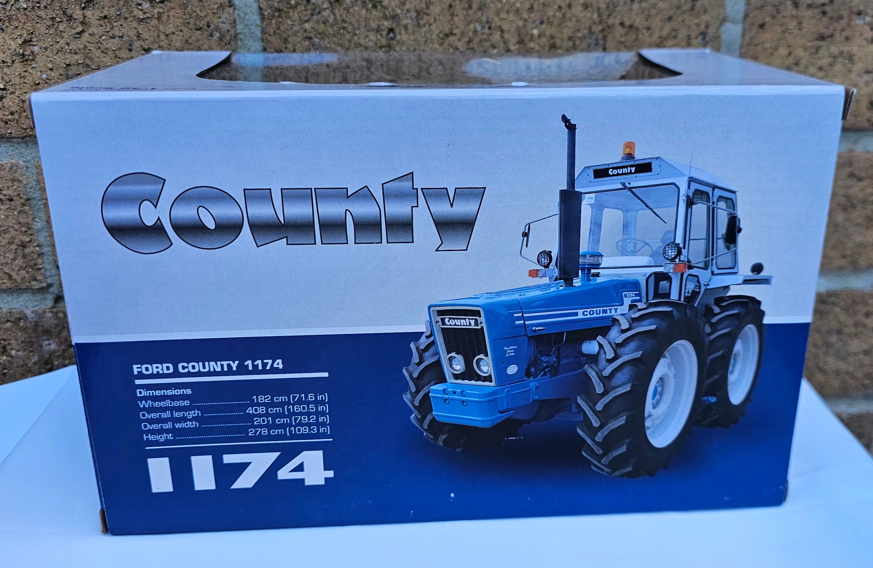 Universal Hobbies County 1174 Tractor UH5271