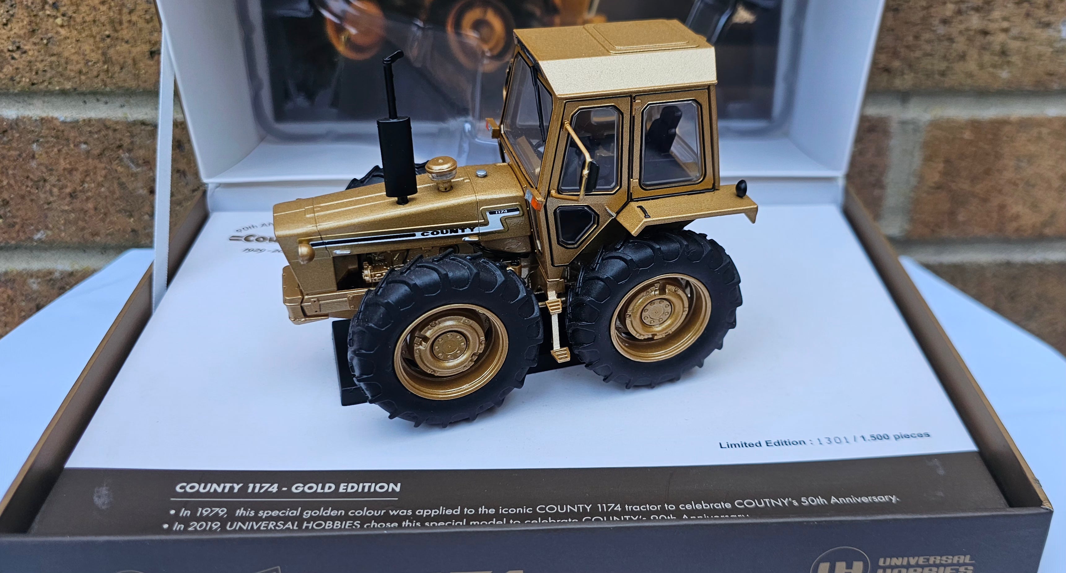 Universal Hobbies County 1174 Tractor Gold Edition
