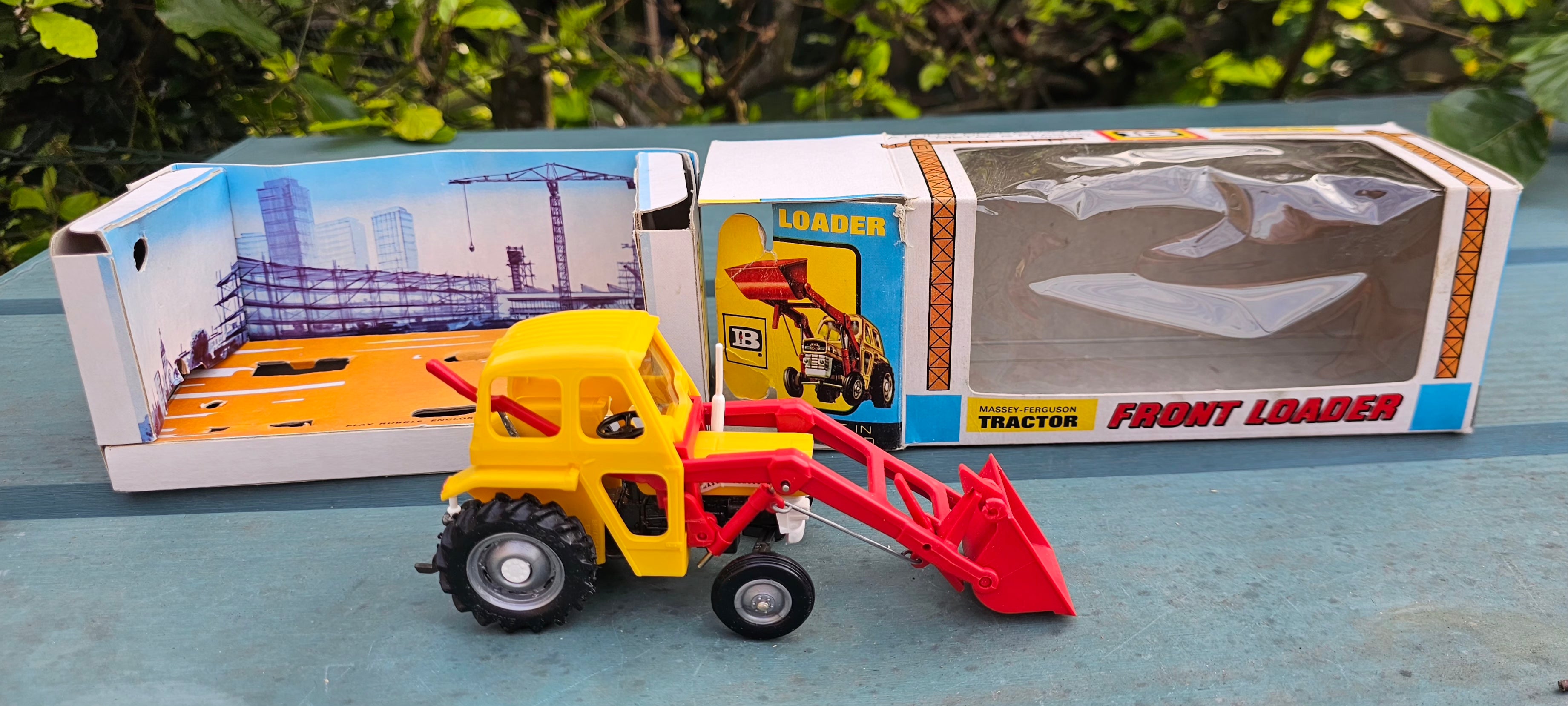 Britains Massey Ferguson 135 With Front Loader 9572