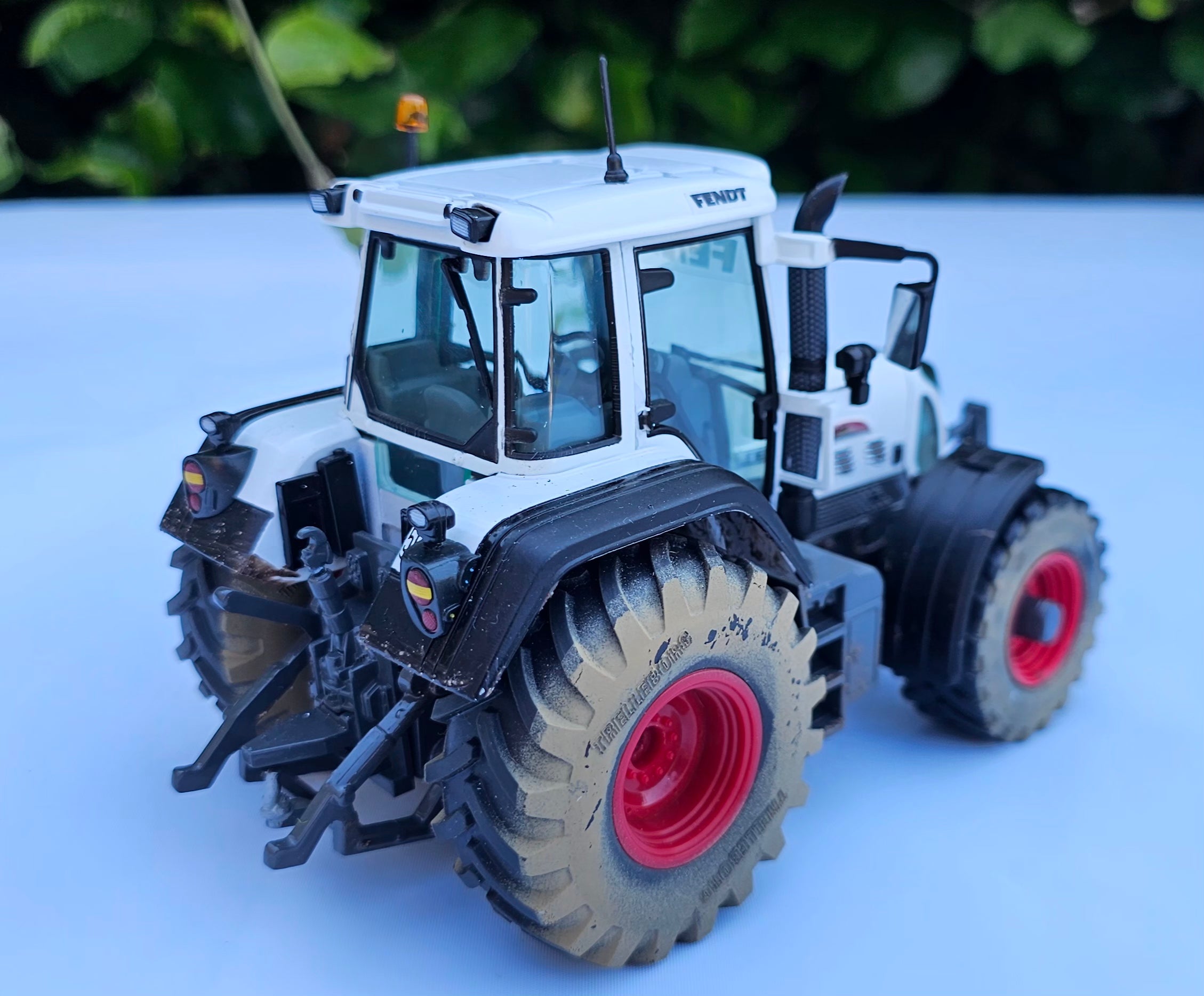 Universal Hobbies Fendt 820 Vario White Edition Conversion