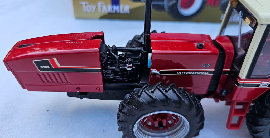 Ertl 2010 National Farm Toy Show International 3788 Tractor