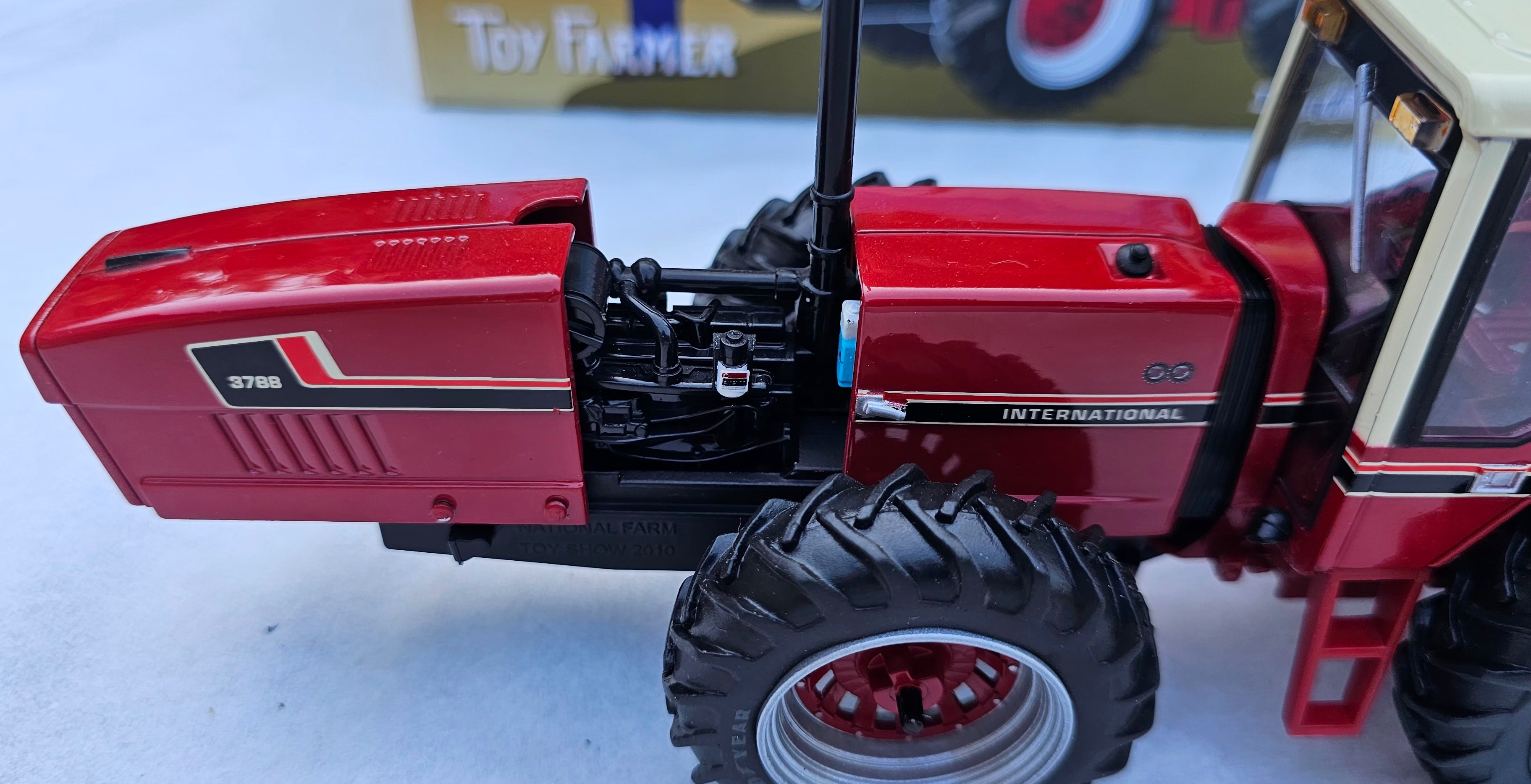 Ertl 2010 National Farm Toy Show International 3788 Tractor