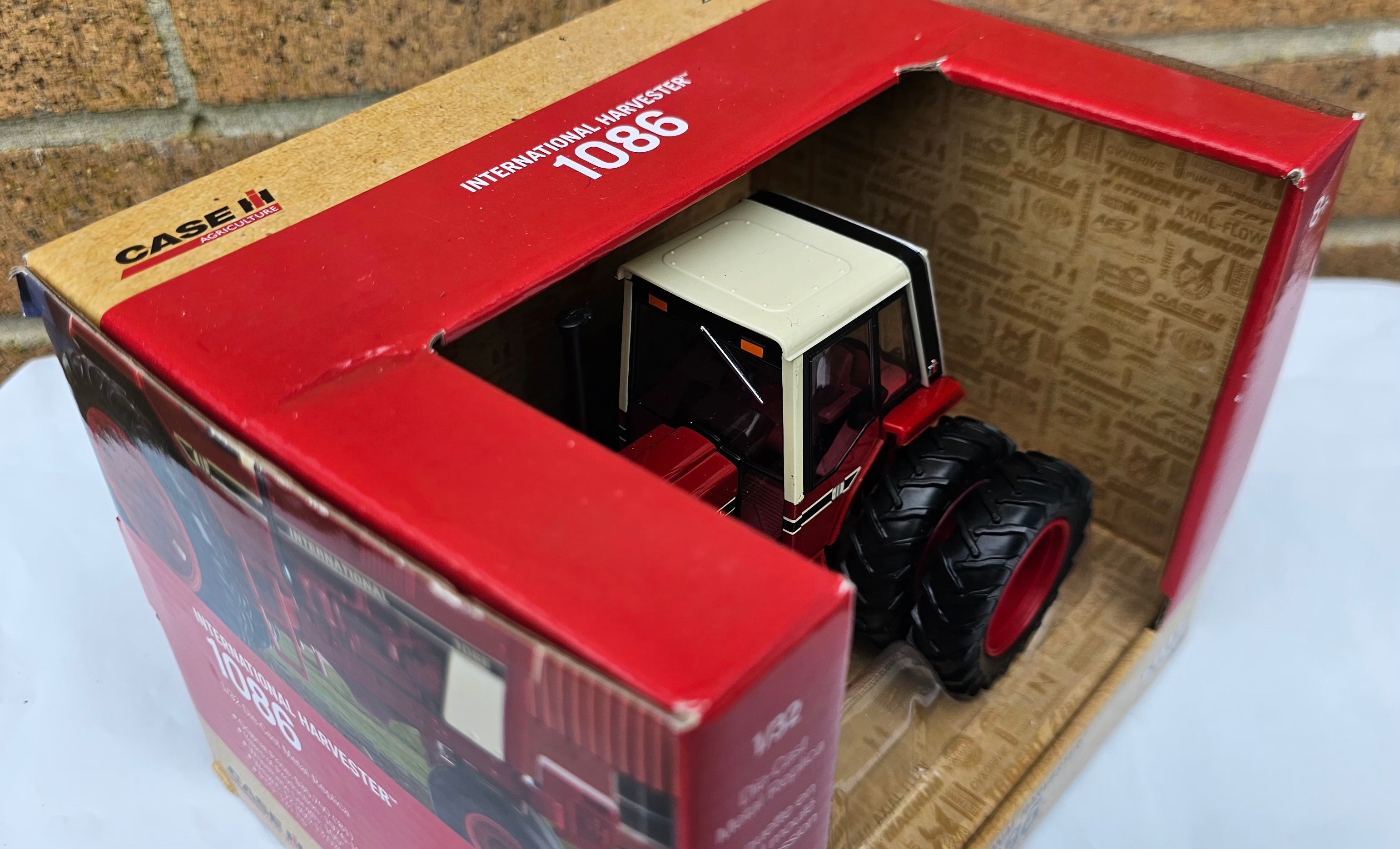 Ertl International IH 1086 Case Tractor