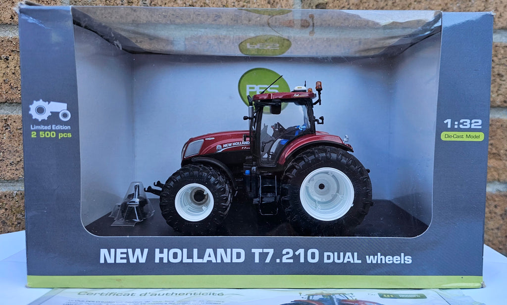 Universal Hobbies New Holland T7.210 Dual Wheels Tractor