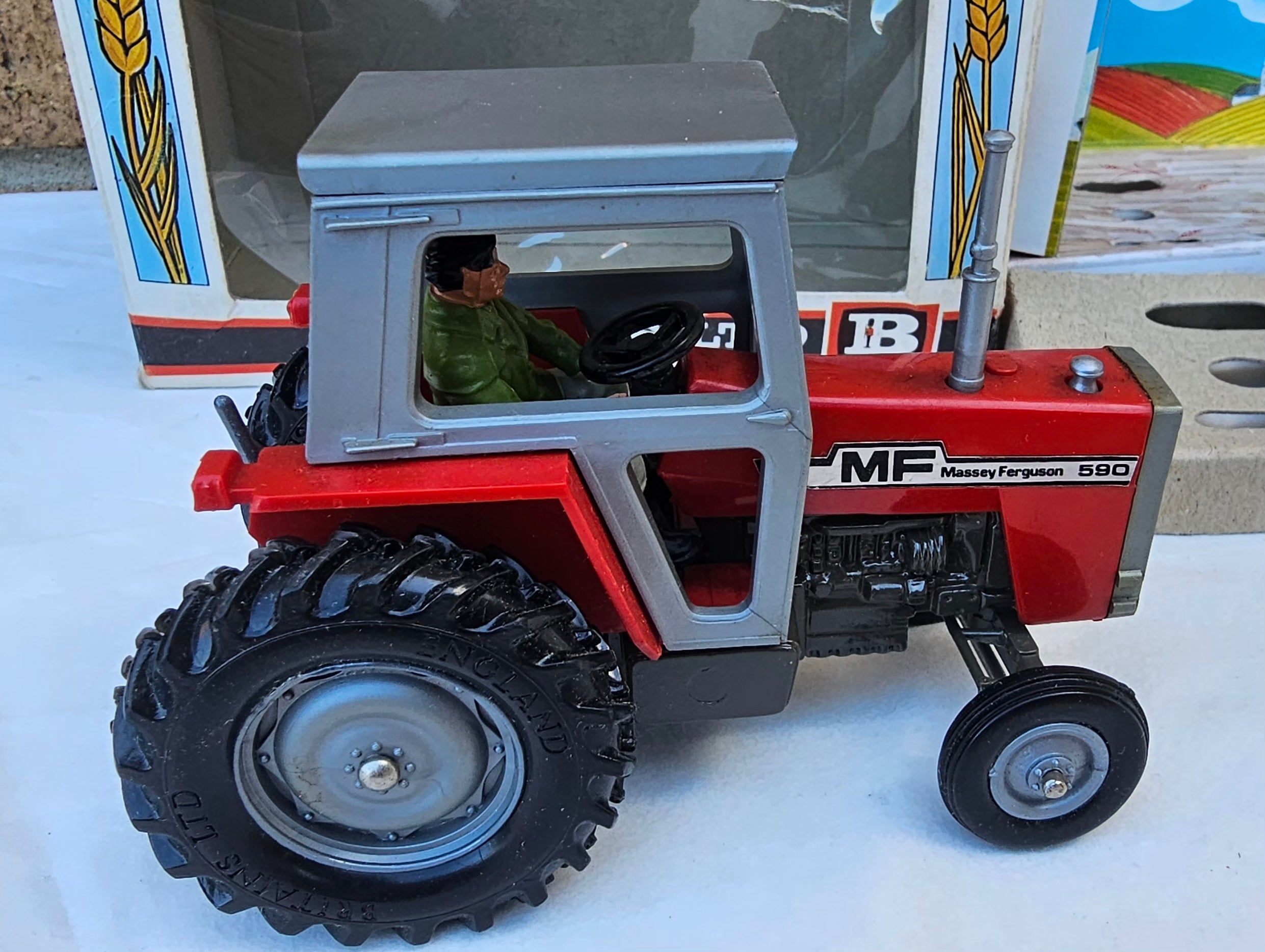 Britains Massey Ferguson 590 9522