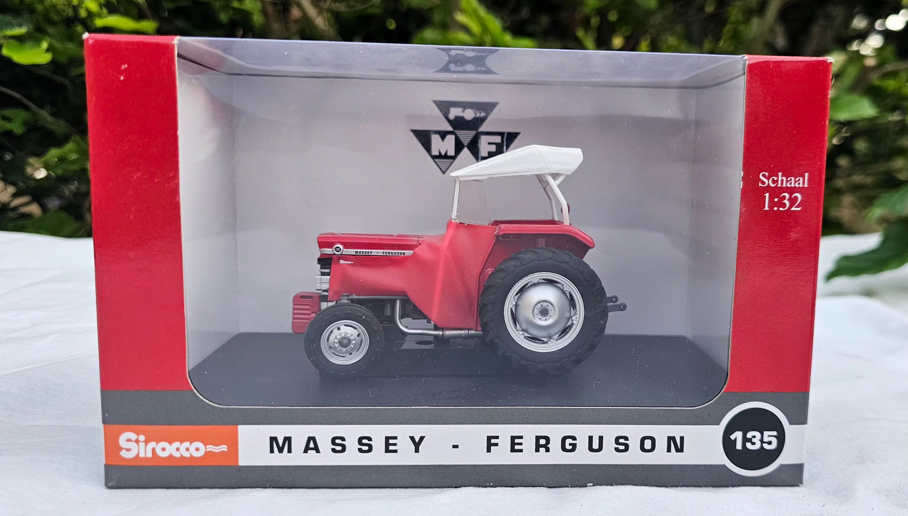 Universal Hobbies Massey Ferguson MF 135 Tractor With Sirocco Cabin UH5292