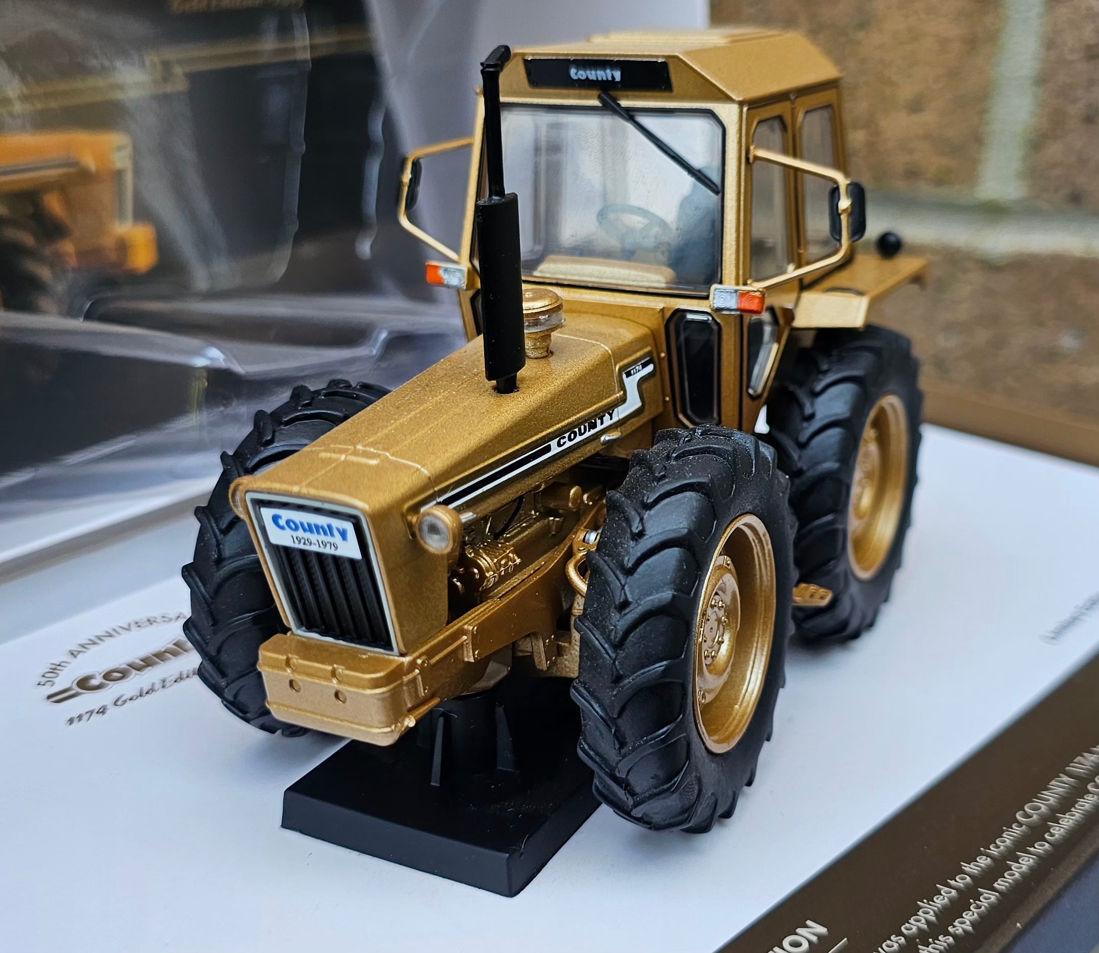 Universal Hobbies County 1174 Tractor Gold Edition