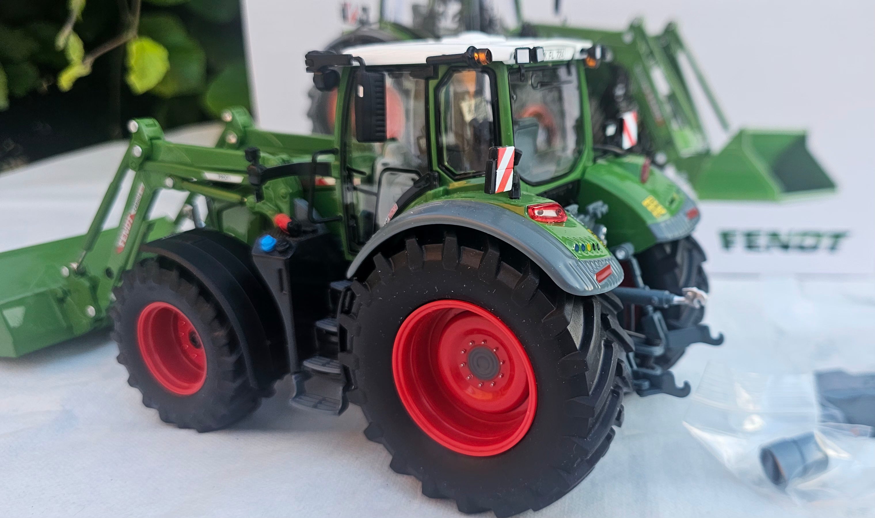 Wiking Fendt 724 Vario Tractor & Front Loader