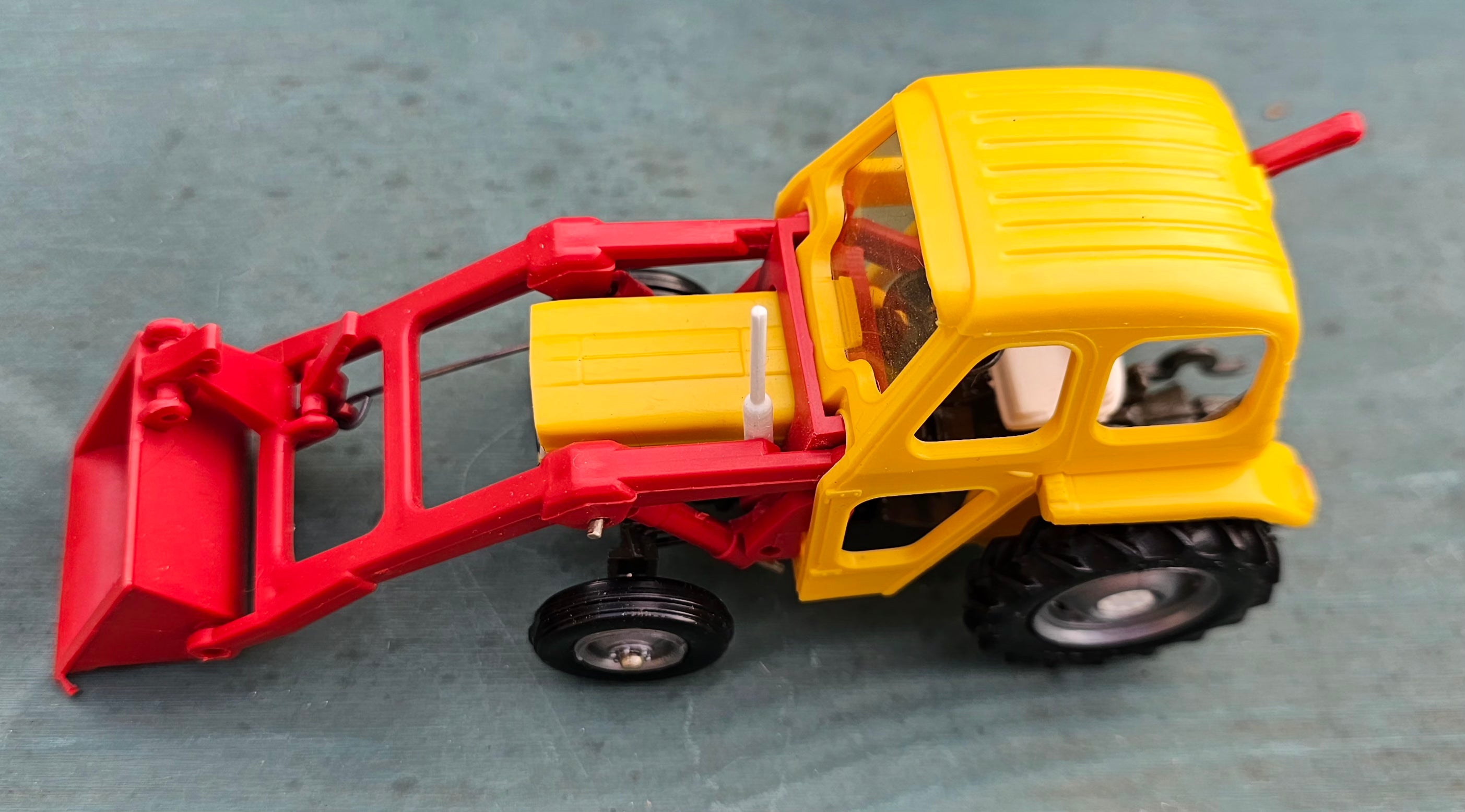 Britains Massey Ferguson 135 With Front Loader 9572