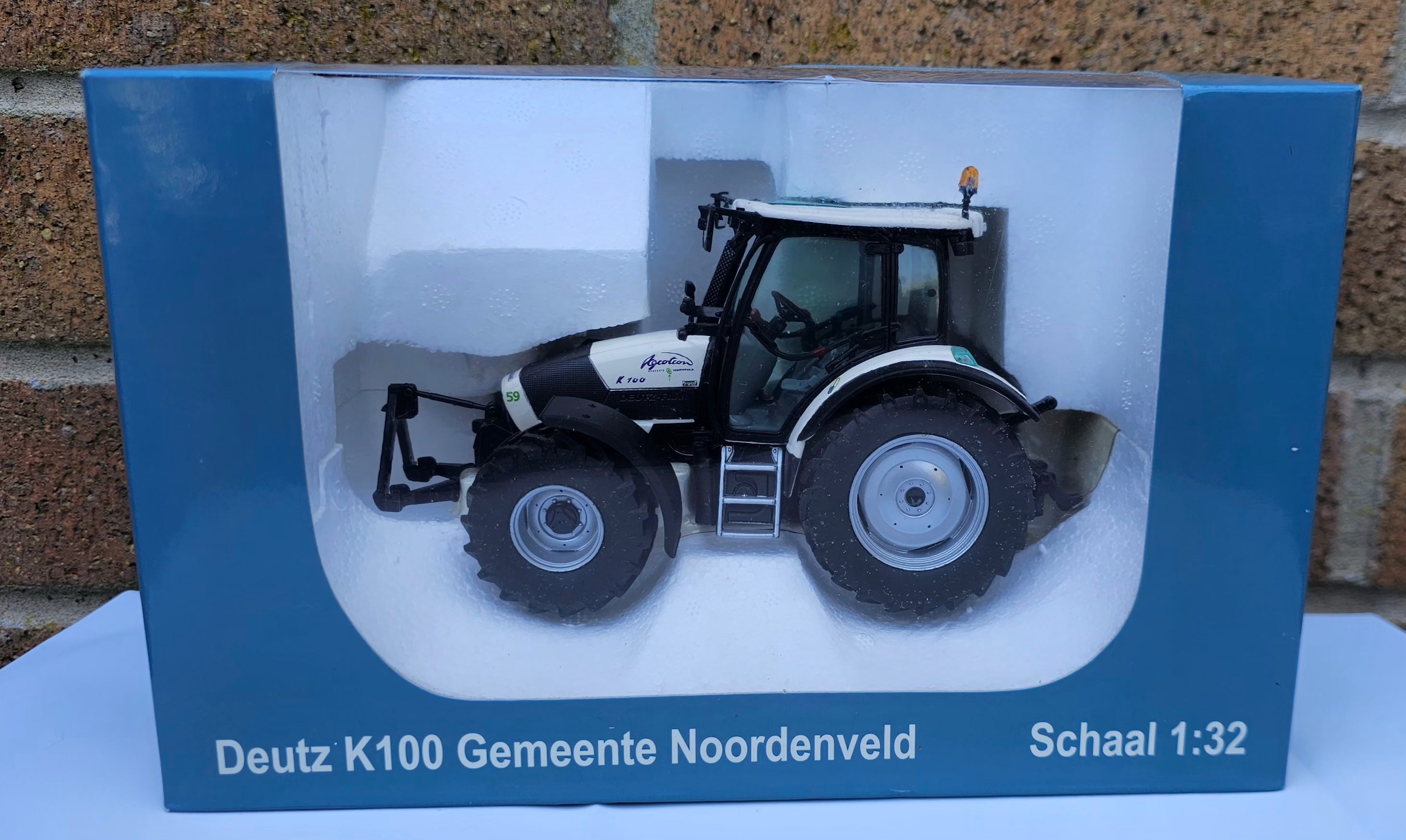 Universal Hobbies Deutz-Fahr K100 Agrotron Tractor White