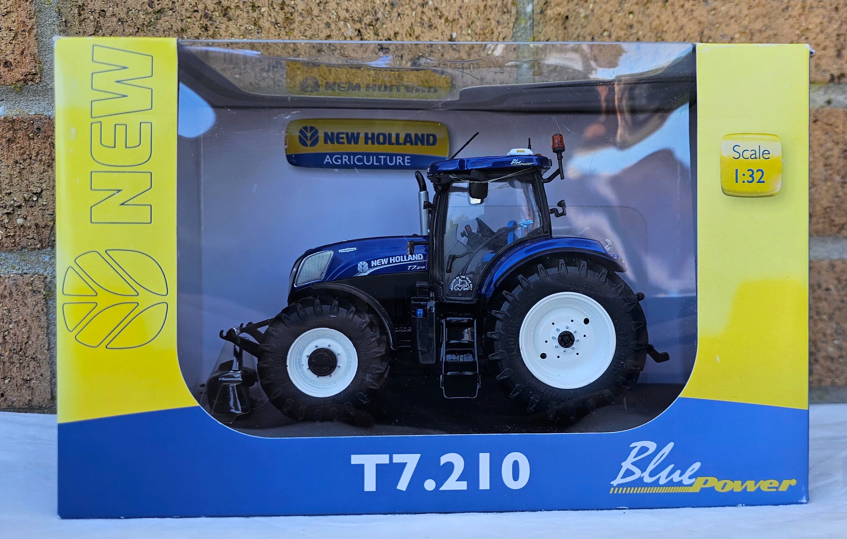 Universal Hobbies New Holland T7.210 Tractor Blue Power UH 4046