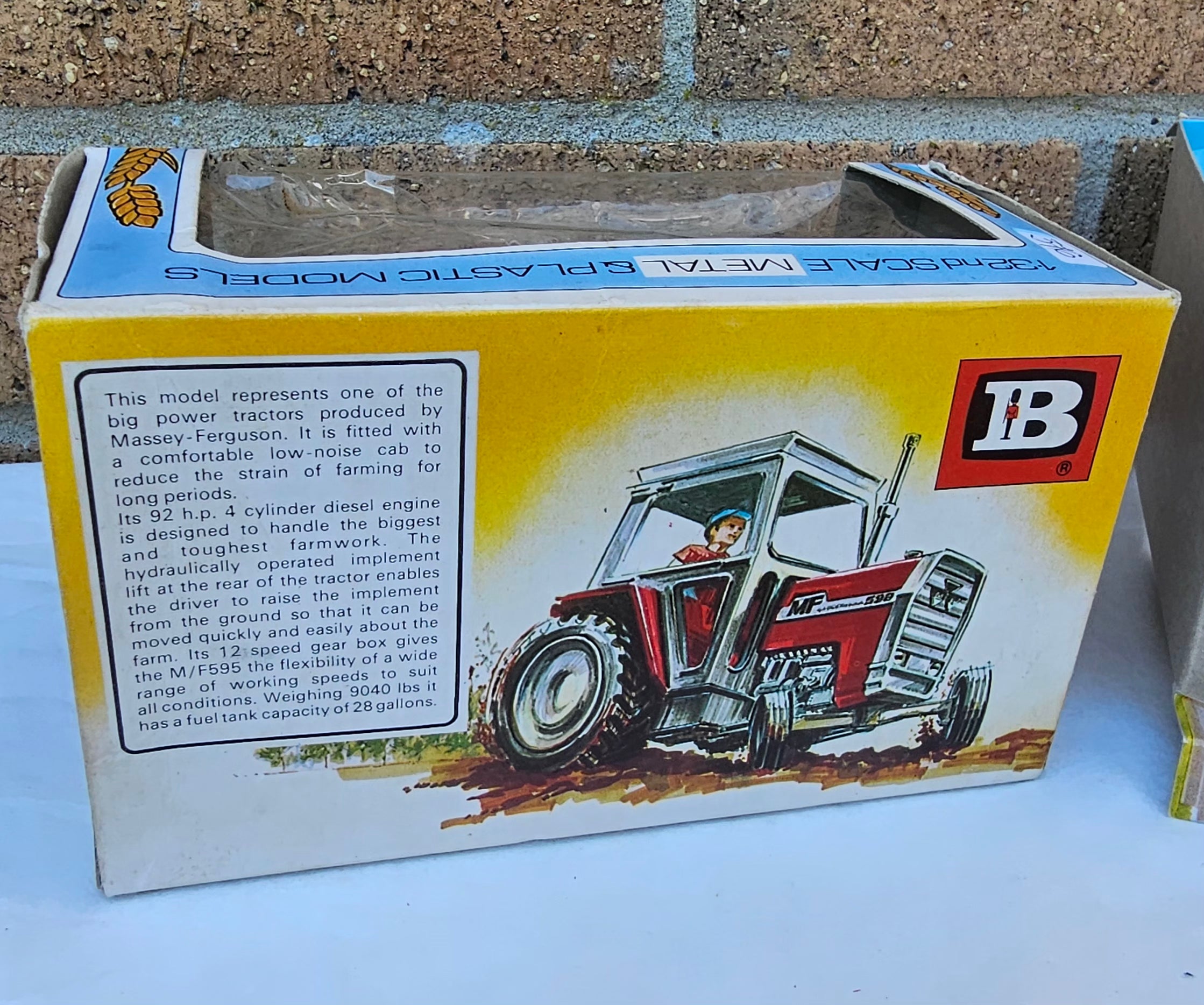 Britains Massey Ferguson 590 9522