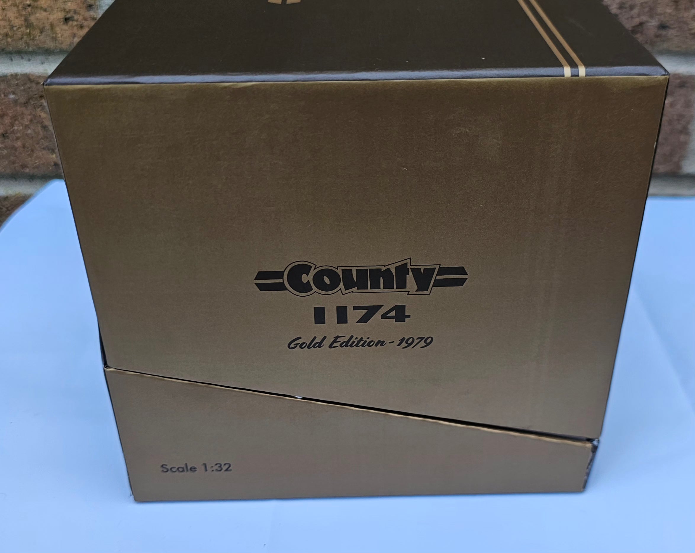 Universal Hobbies County 1174 Tractor Gold Edition
