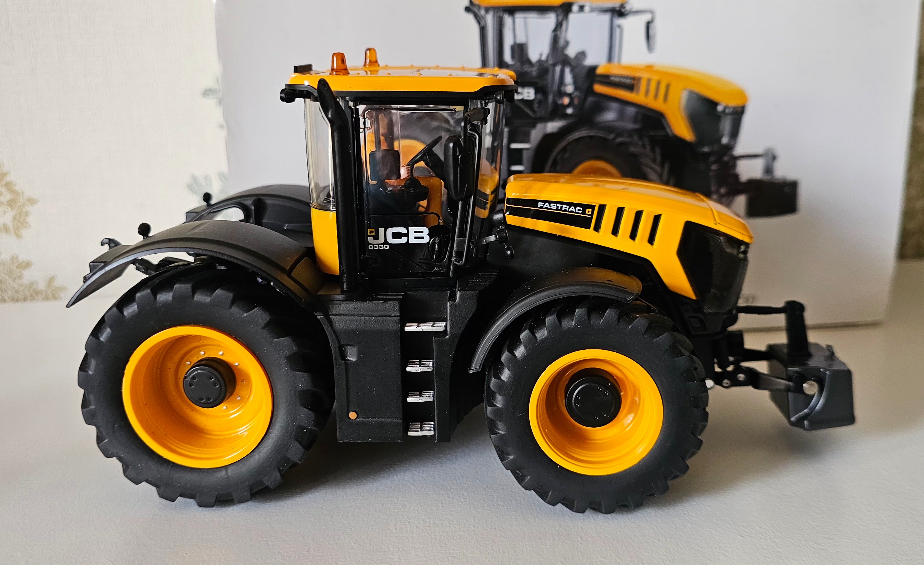 Wiking Fastrac JCB 8330