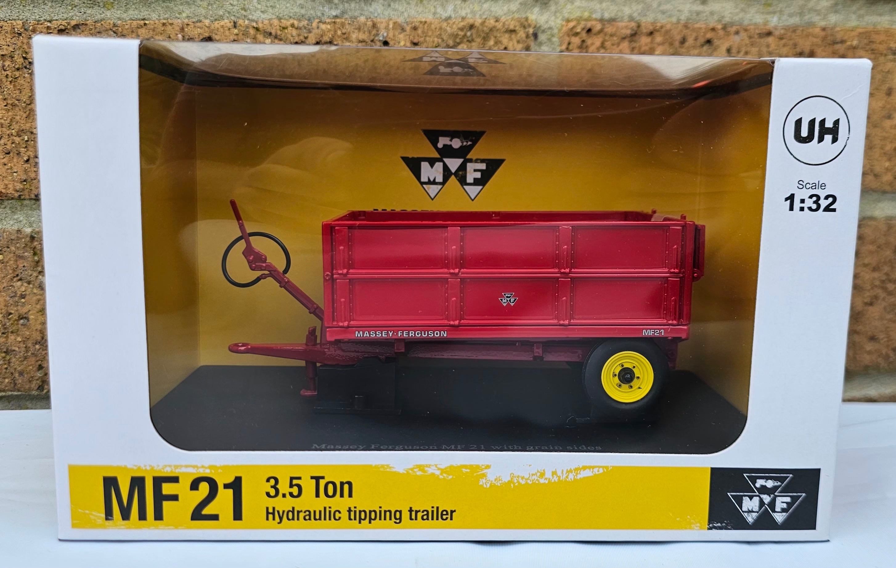 Universal Hobbies MF21 Massey Ferguson 3.5 Ton UH6242