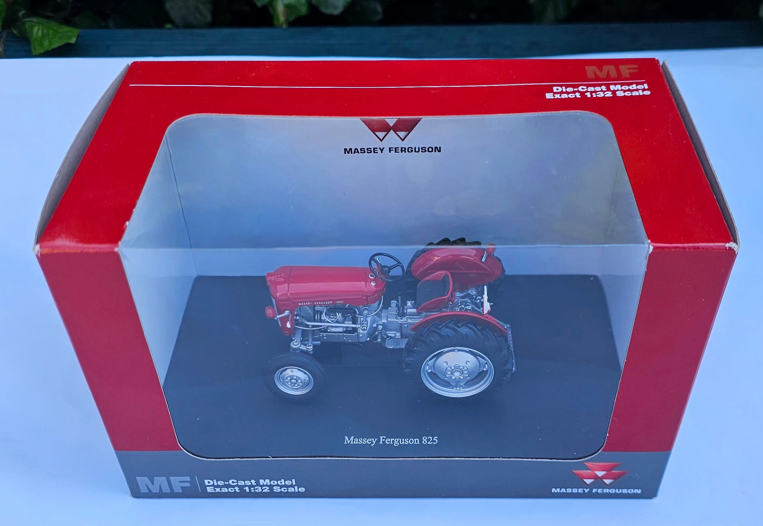 Universal Hobbies Massey Ferguson MF 825 Tractor MUH2916