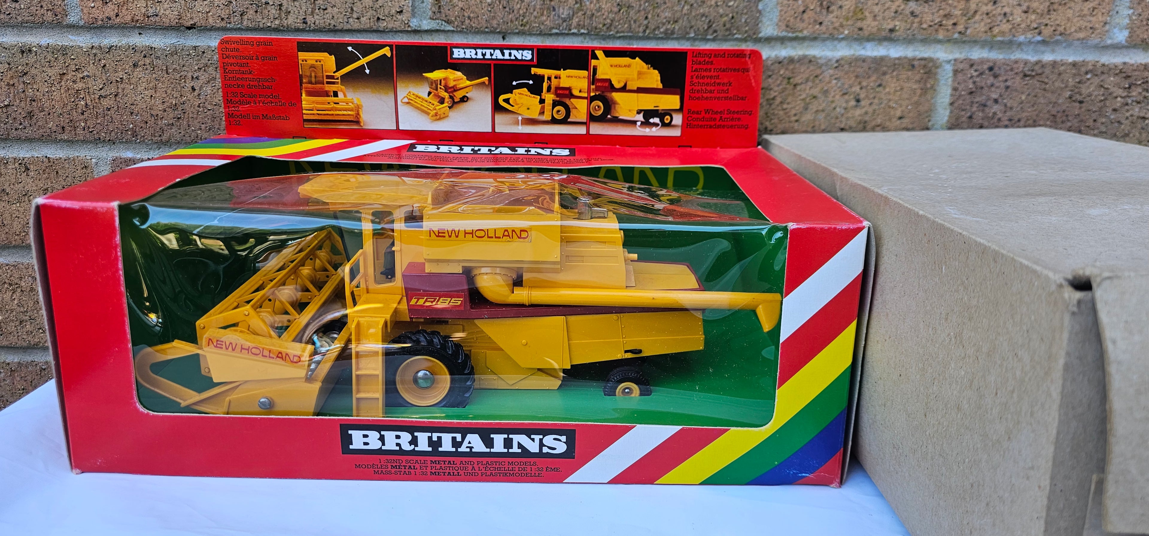Britains New Holland Combine TR85