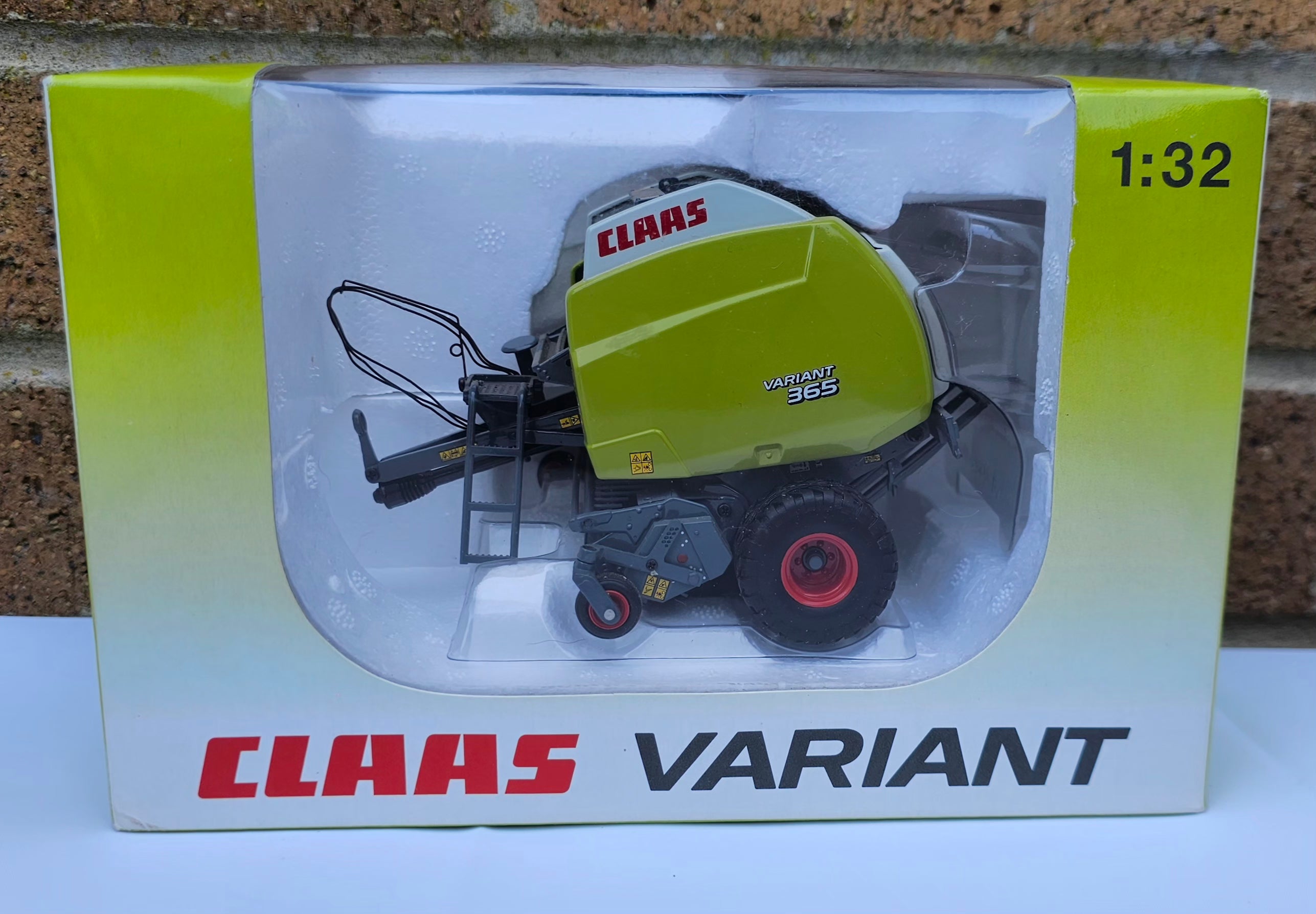 Universal Hobbies Claas Variant 365 Round Baler