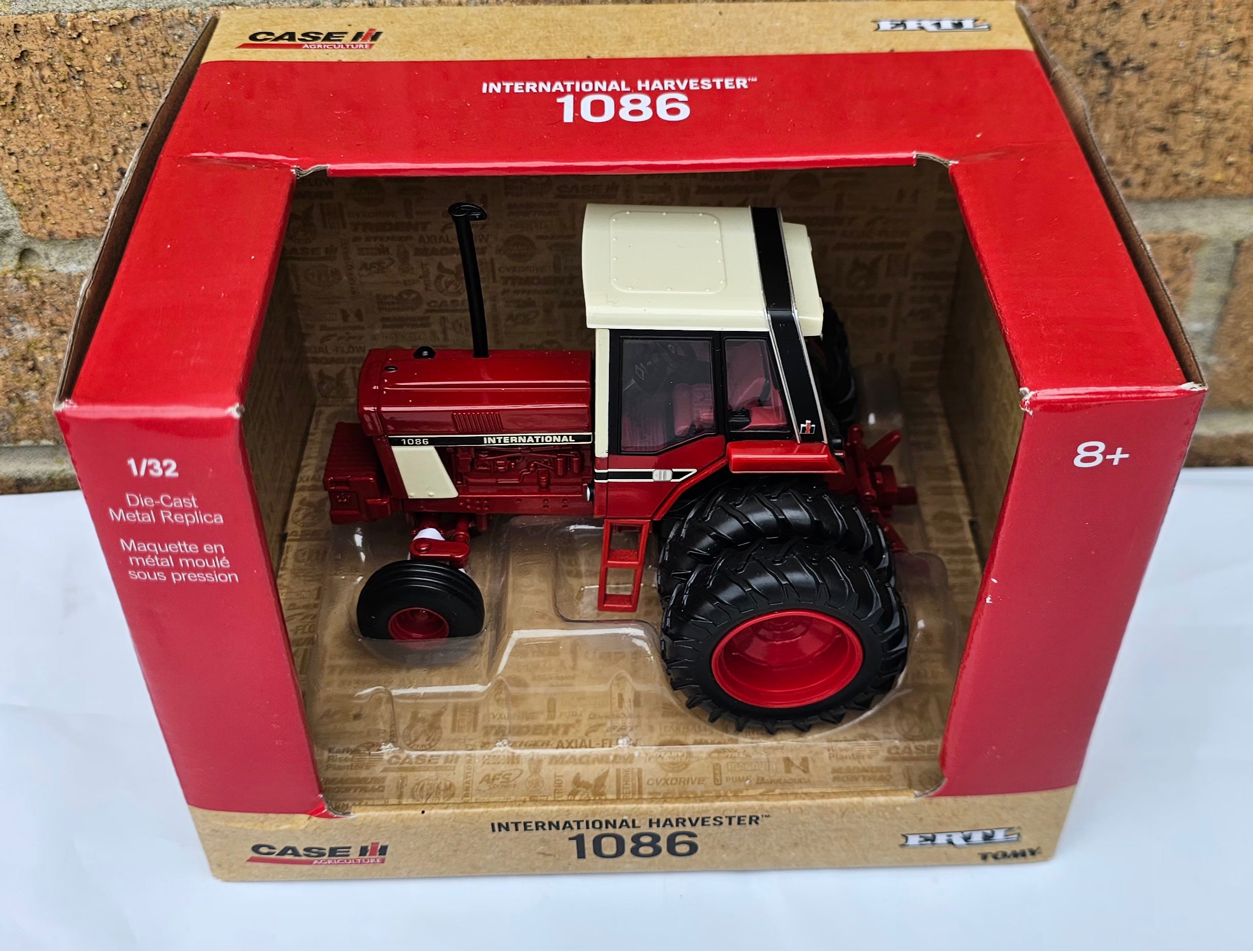 Ertl International IH 1086 Case Tractor