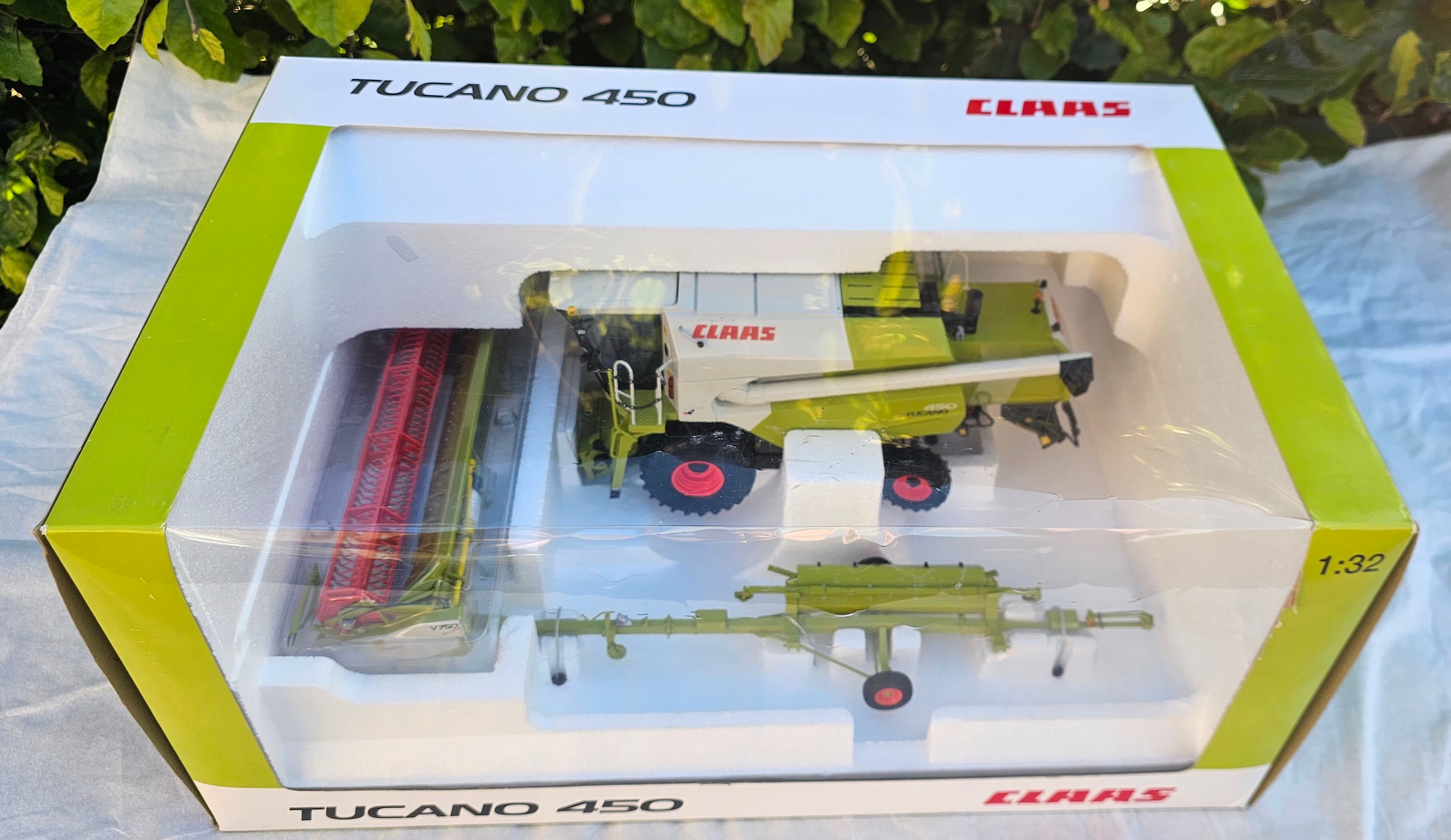 Universal Hobbies Claas Tucano 450 Combine Harvester