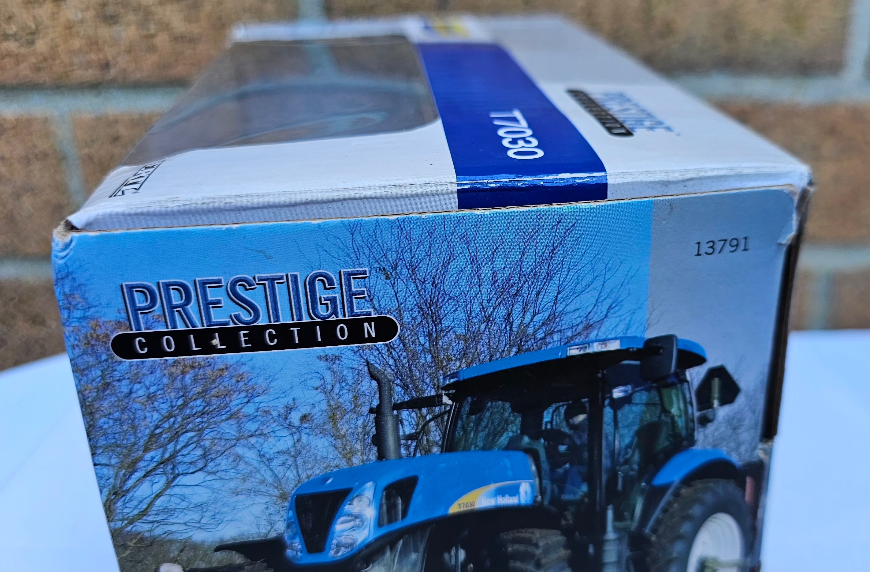 Ertl New Holland T7030 Prestige Collection Tractor