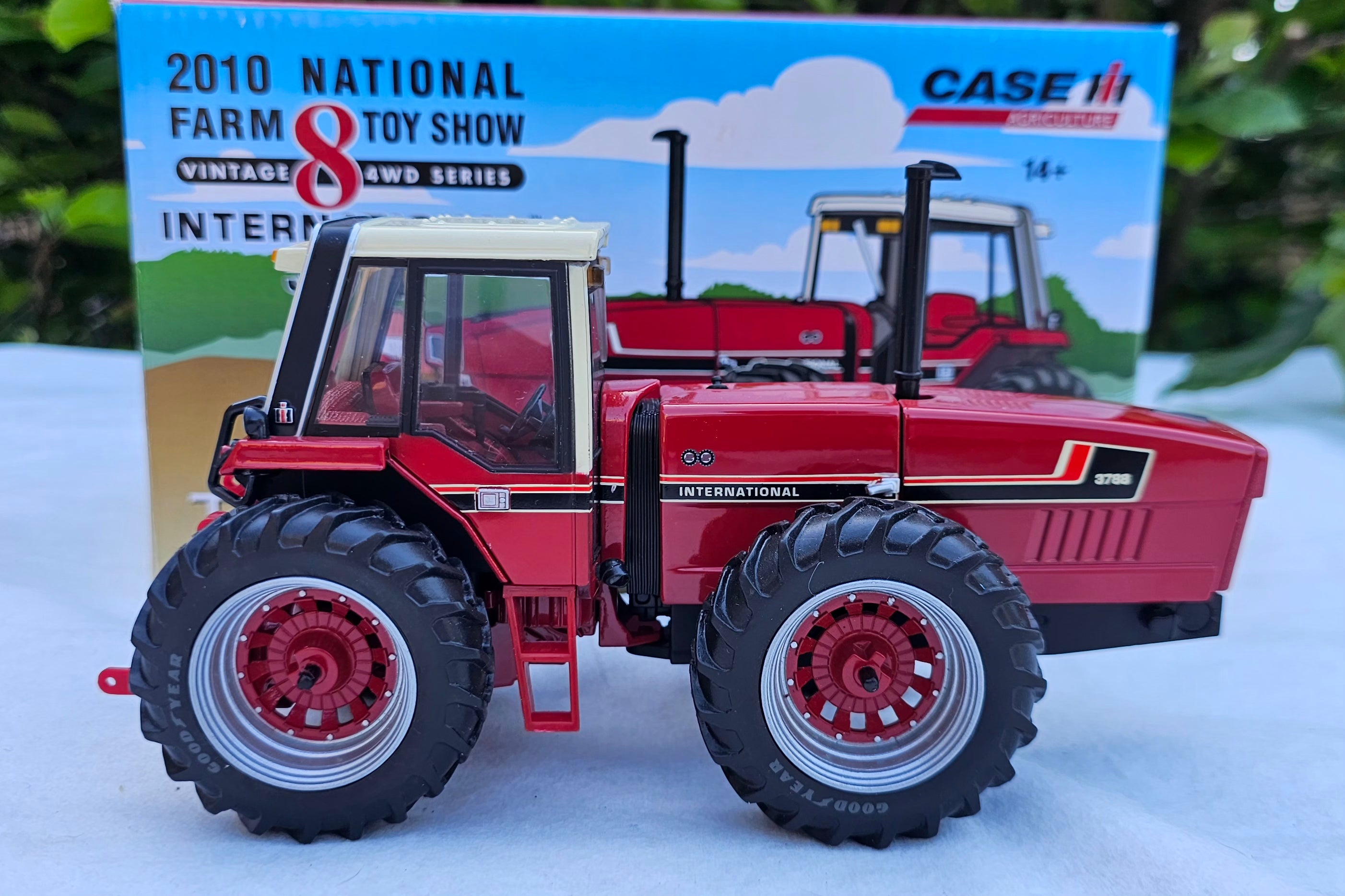 Ertl 2010 National Farm Toy Show International 3788 Tractor