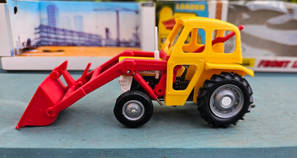 Britains Massey Ferguson 135 With Front Loader 9572
