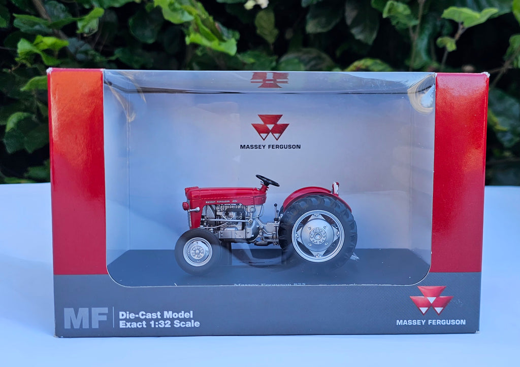 Universal Hobbies Massey Ferguson MF 825 Tractor MUH2916