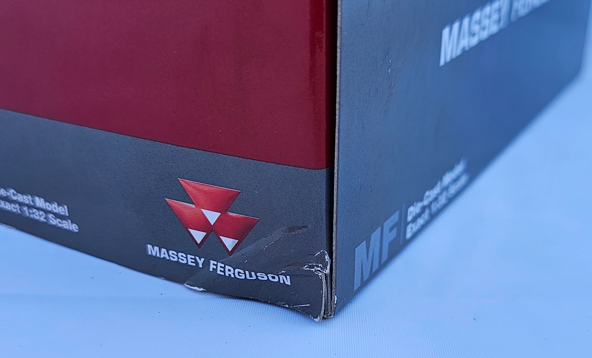 Universal Hobbies Massey Ferguson MF 825 Tractor MUH2916