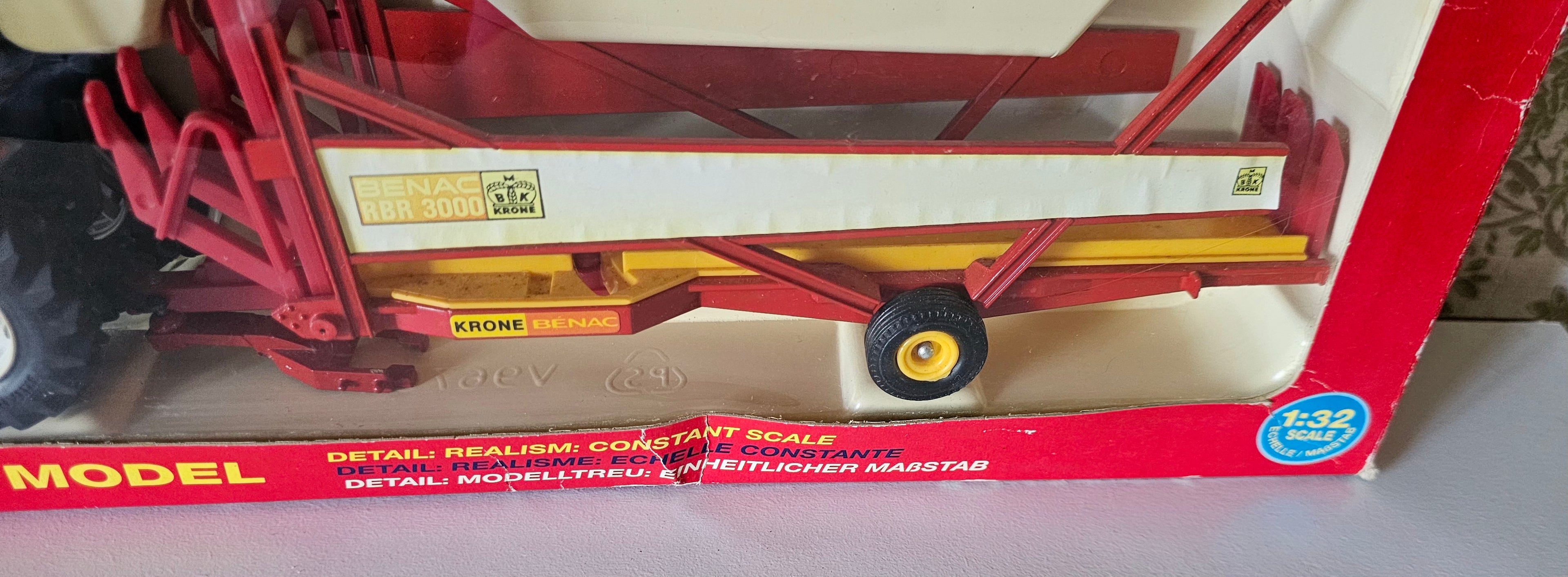 Britains New Holland 6635 Tractor And Hay Baler Gift Set 9670