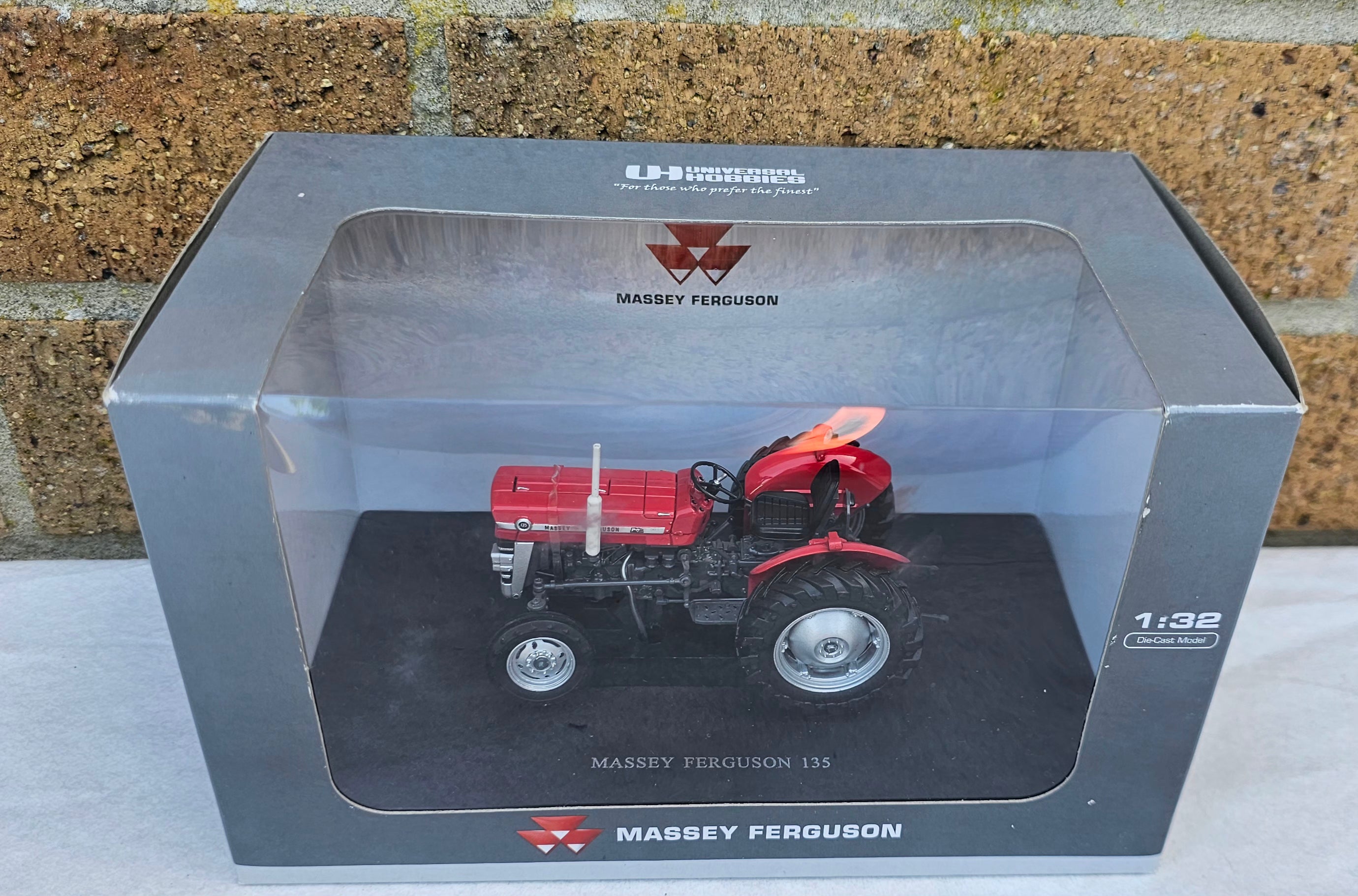 Universal Hobbies Massey Ferguson 135 Tractor MUH2785