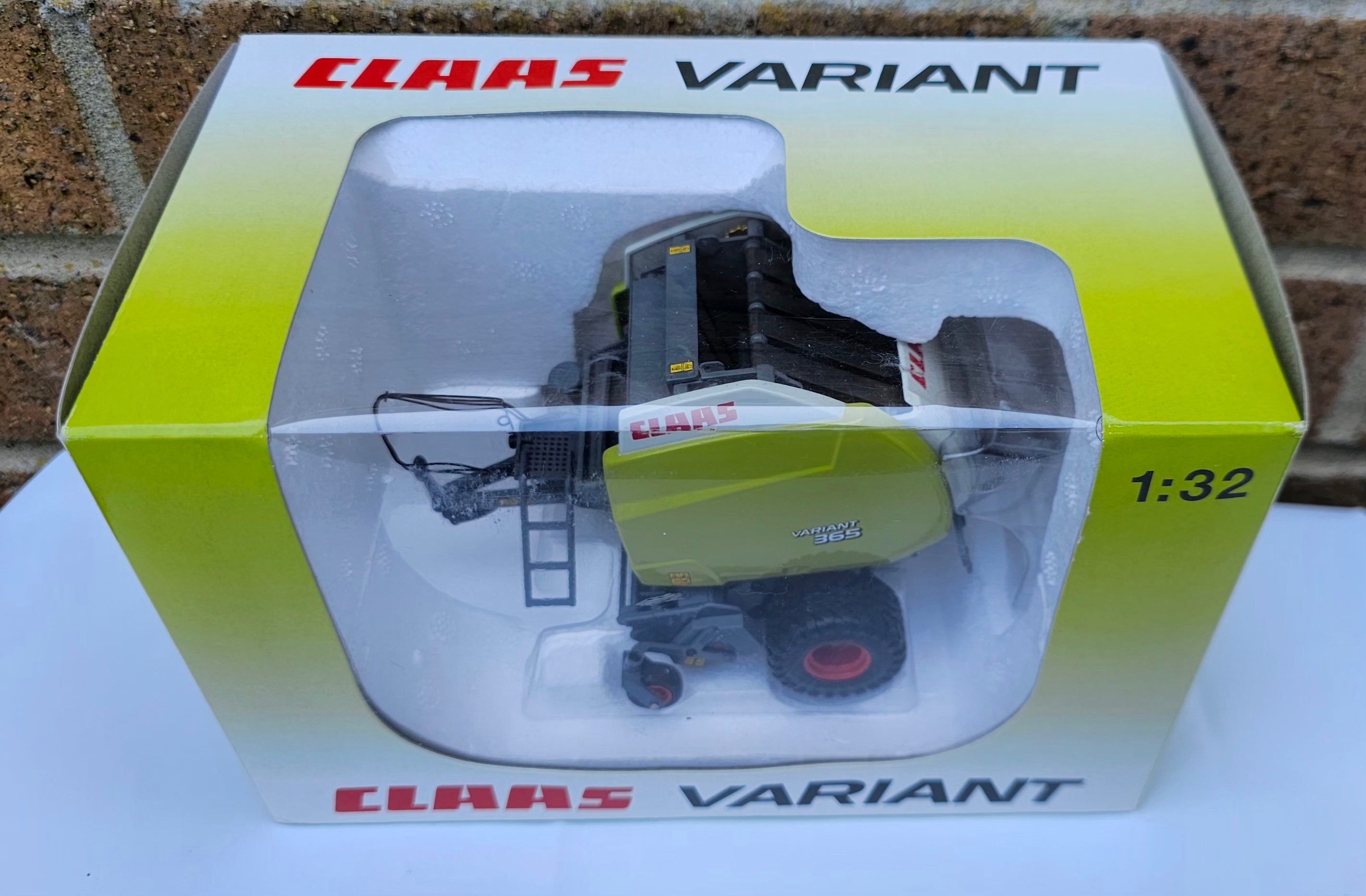 Universal Hobbies Claas Variant 365 Round Baler