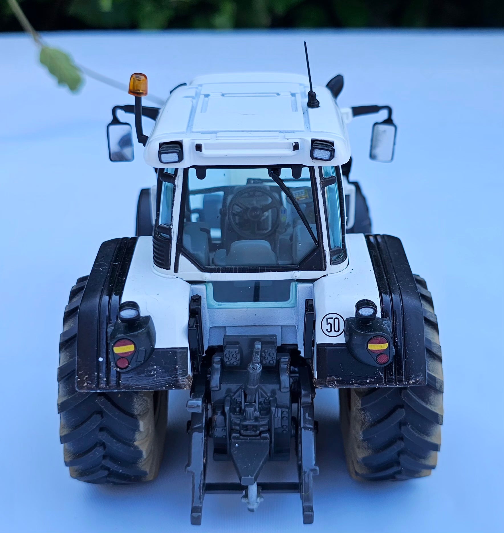 Universal Hobbies Fendt 820 Vario White Edition Conversion