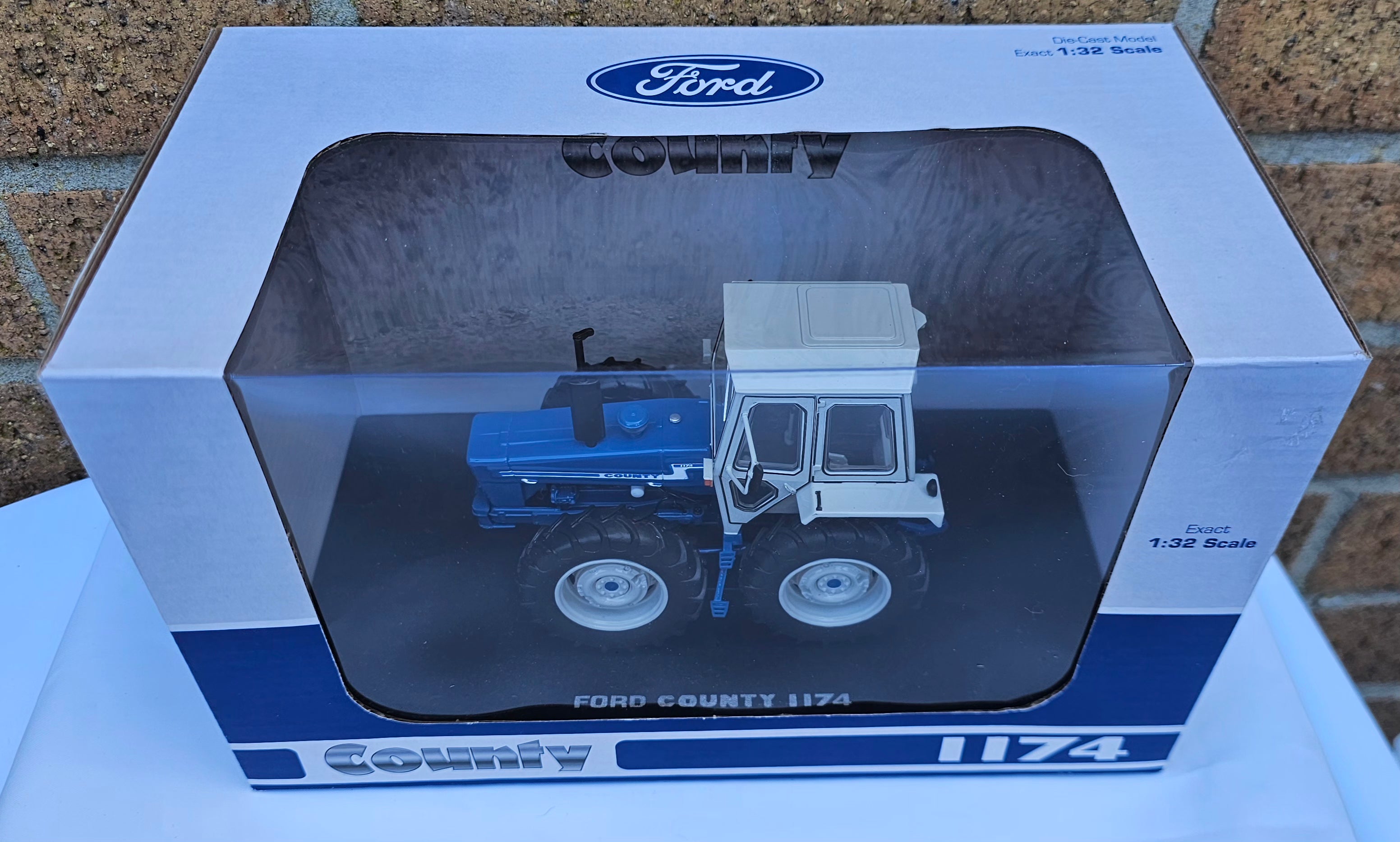 Universal Hobbies County 1174 Tractor UH5271