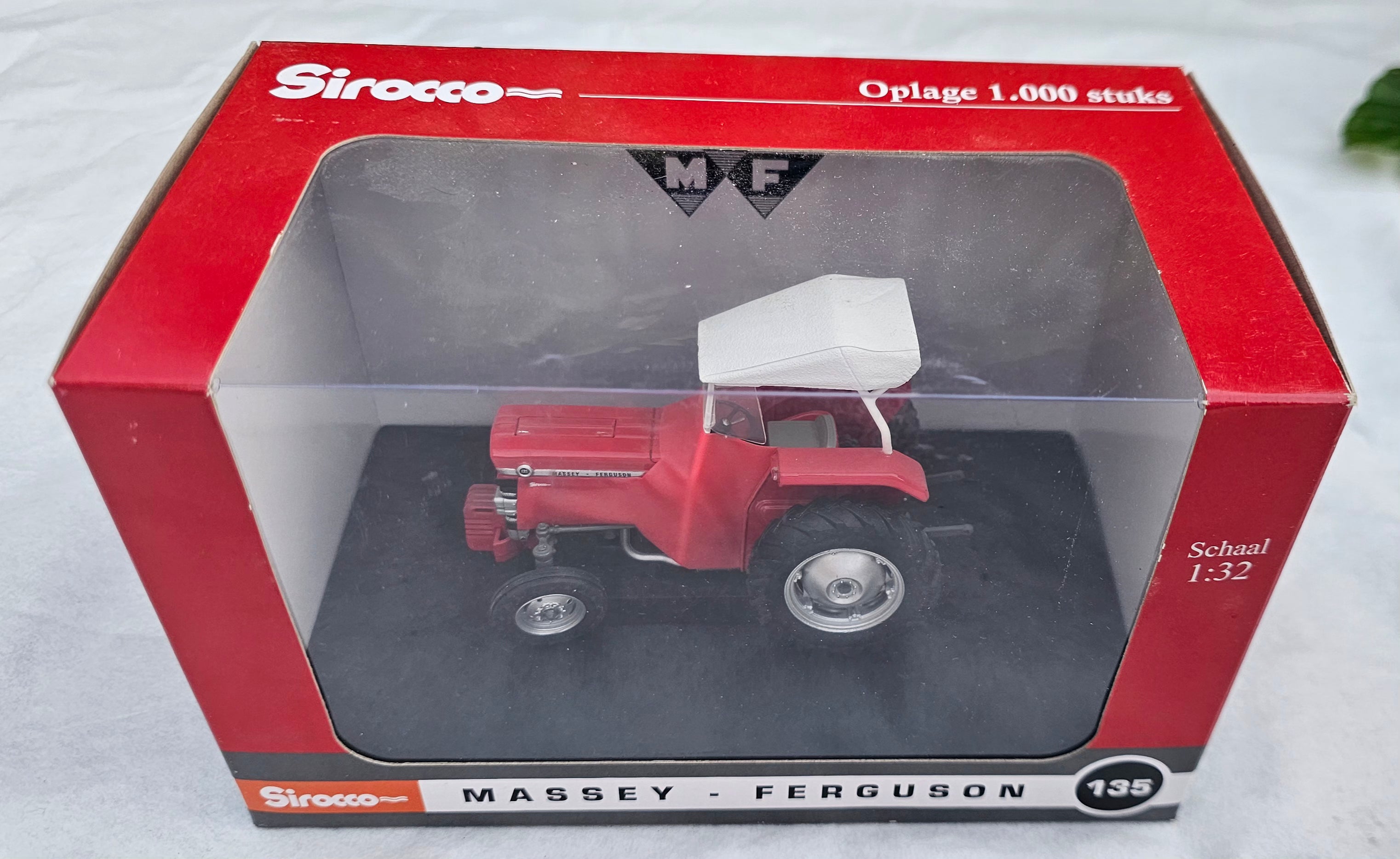 Universal Hobbies Massey Ferguson MF 135 Tractor With Sirocco Cabin UH5292