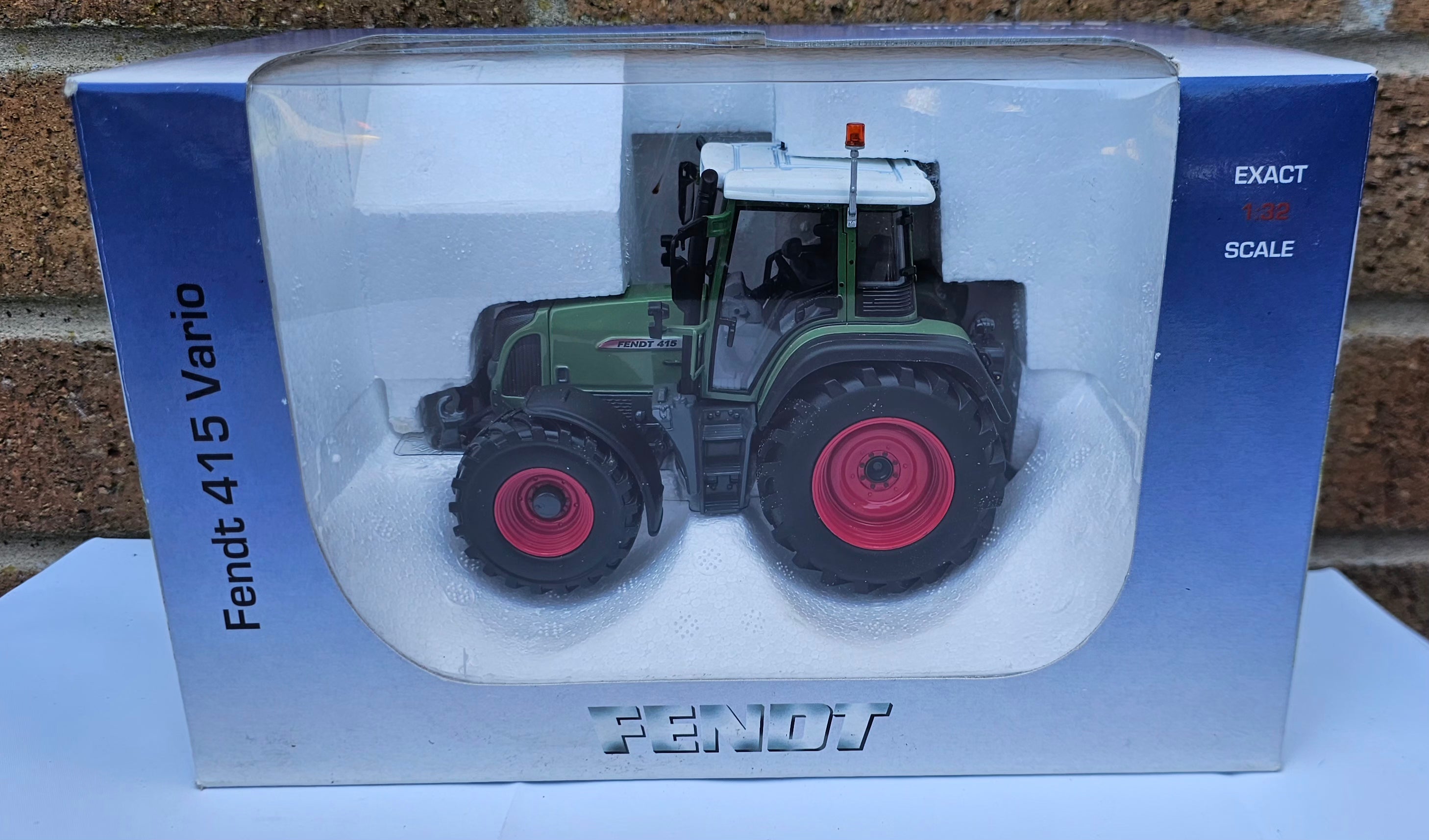 Universal Hobbies Fendt 415 Vario Tractor