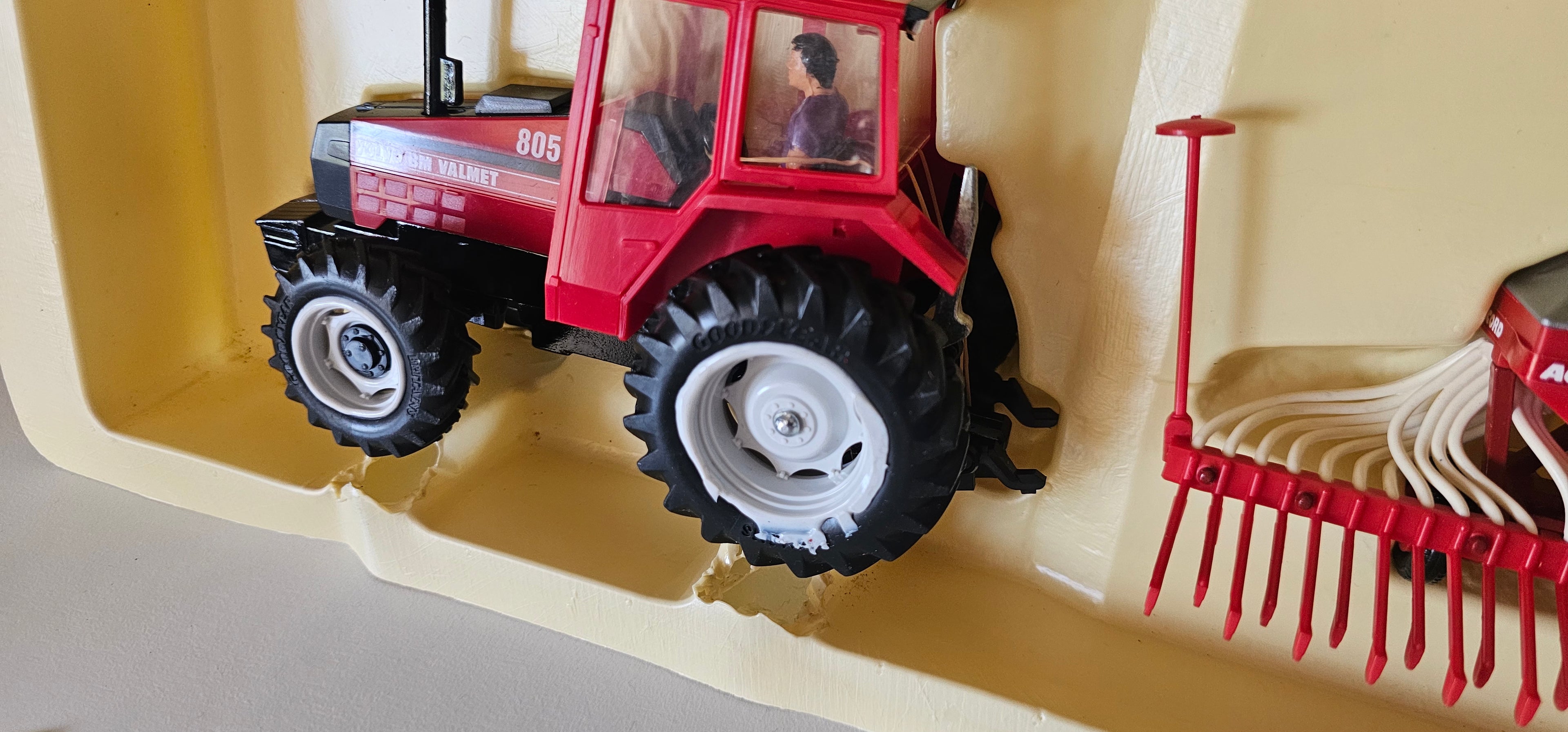Britains Volvo Bm Valmet And Seed Drill Set 9618
