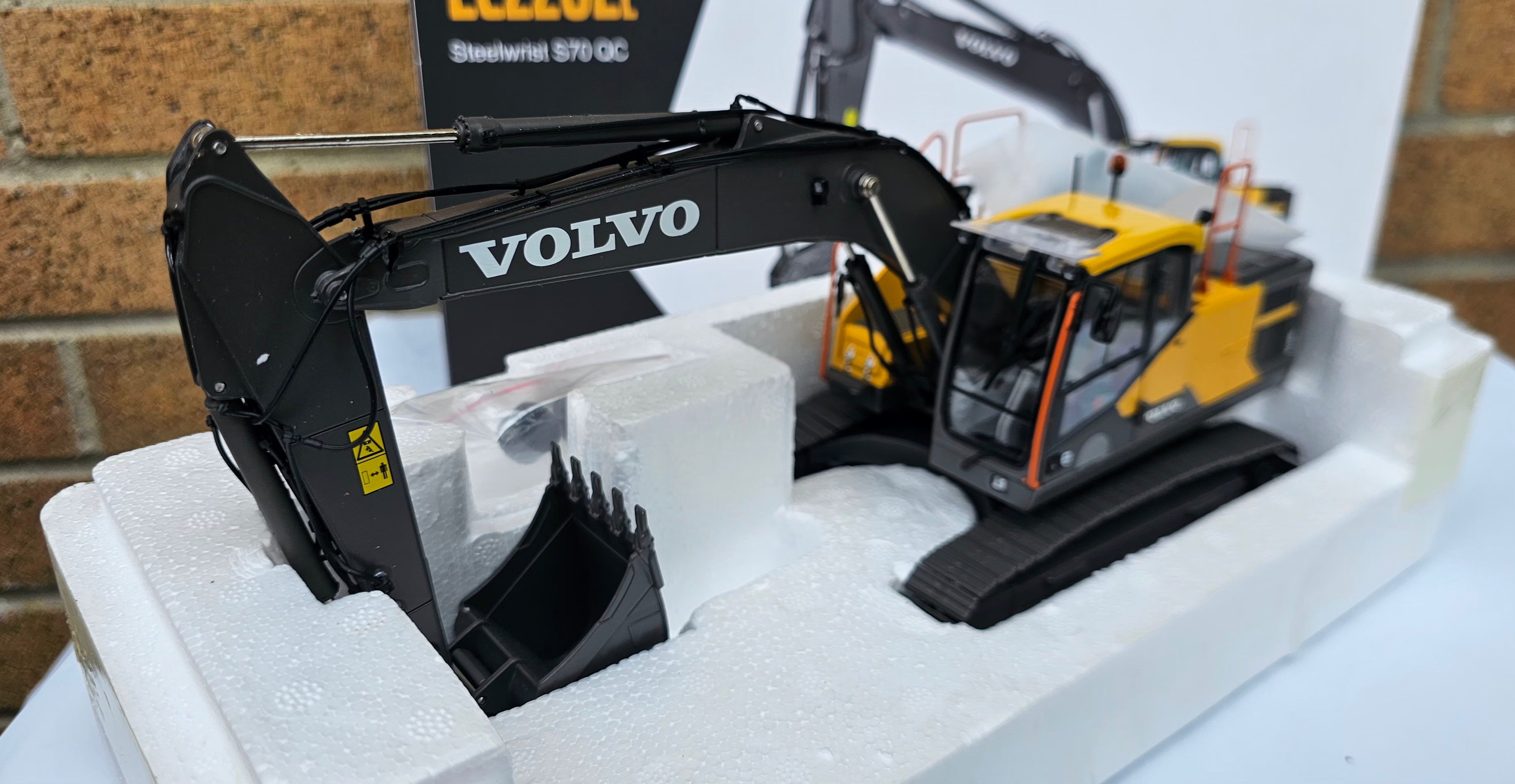 AT Collections Volvo EC220E Digger 360 1/32
