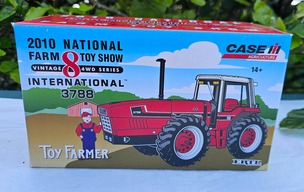 Ertl 2010 National Farm Toy Show International 3788 Tractor