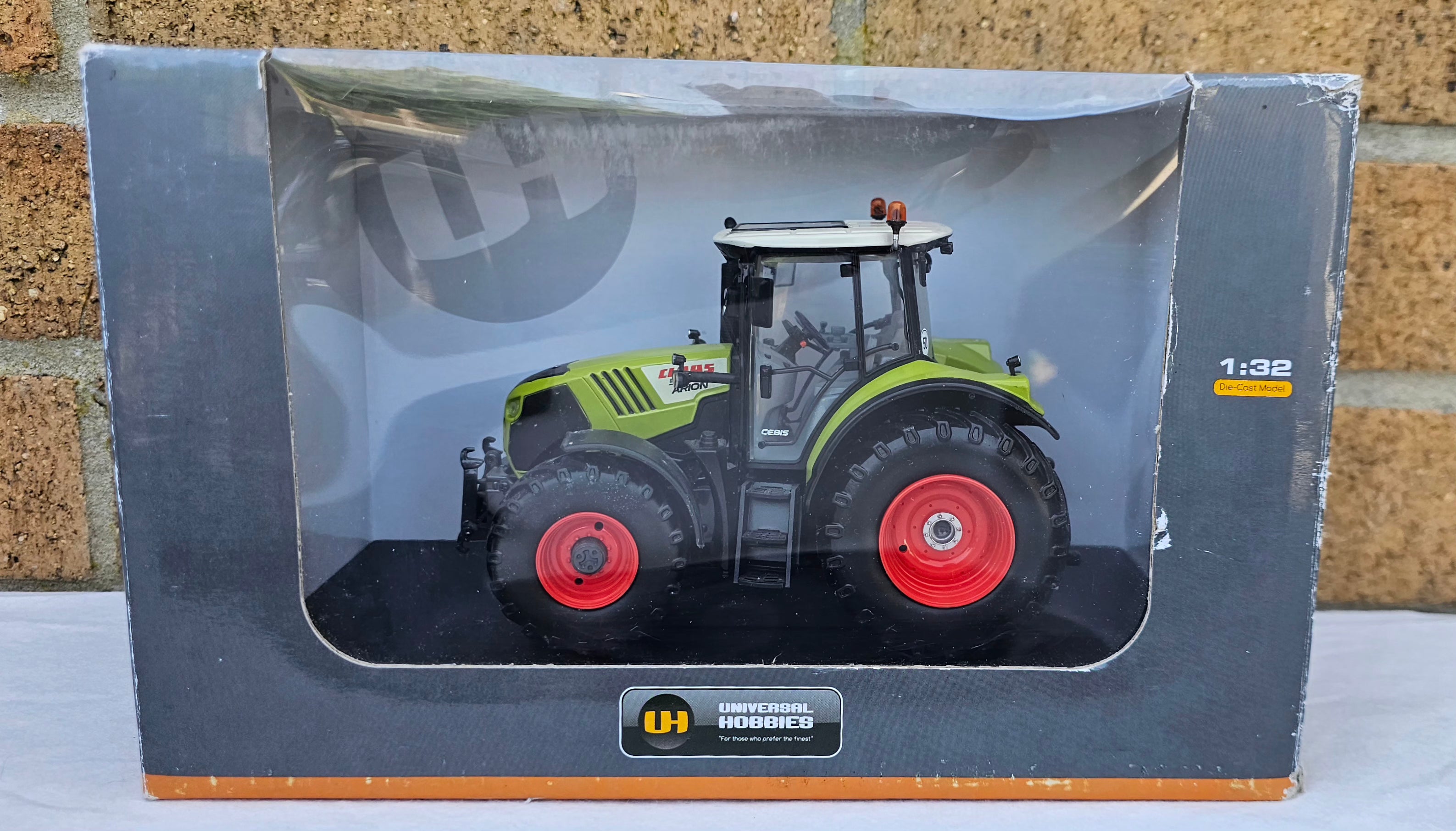 Universal Hobbies Claas Arion 540 Tractor UH4250