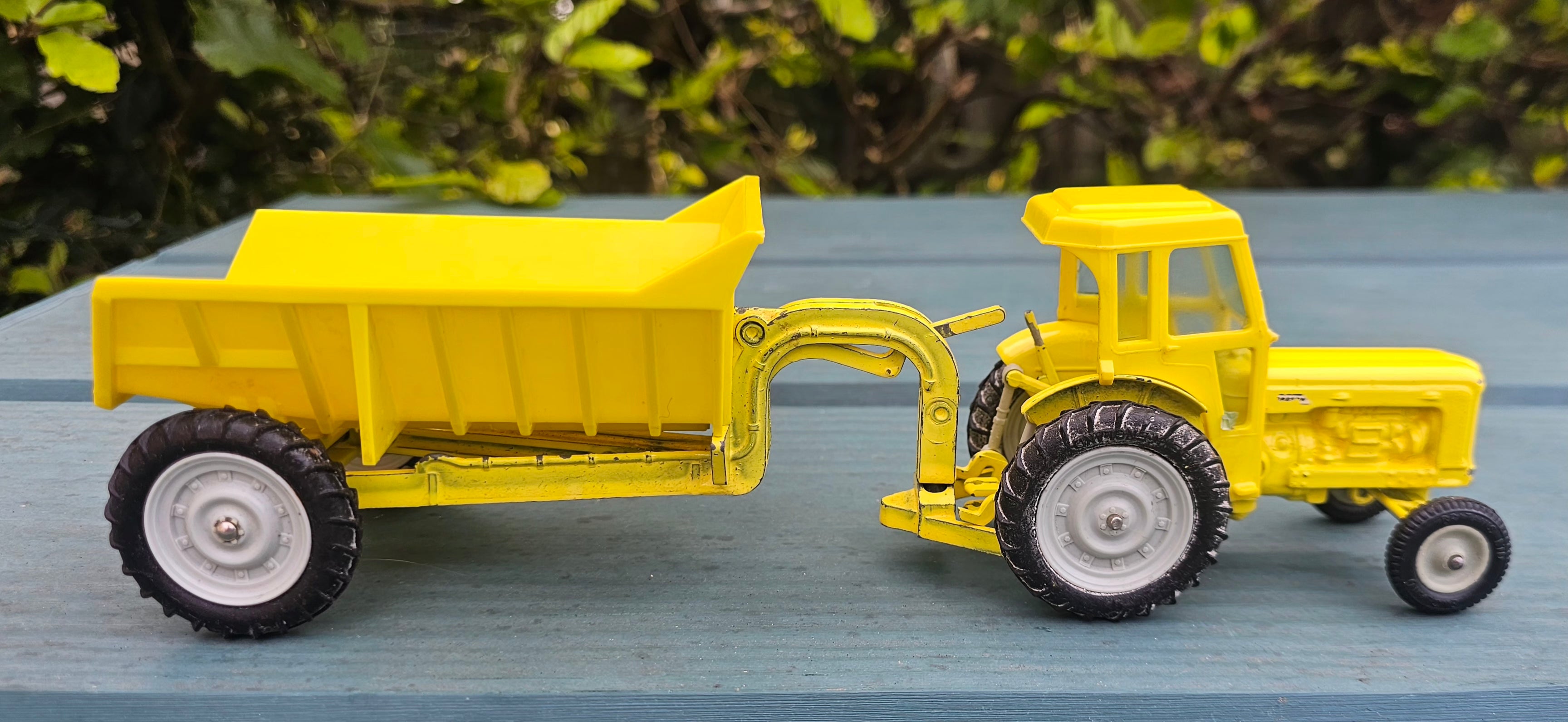 Britains Fordson Major Industrial Yellow With Shawnee Poole Dump Trailer 9630