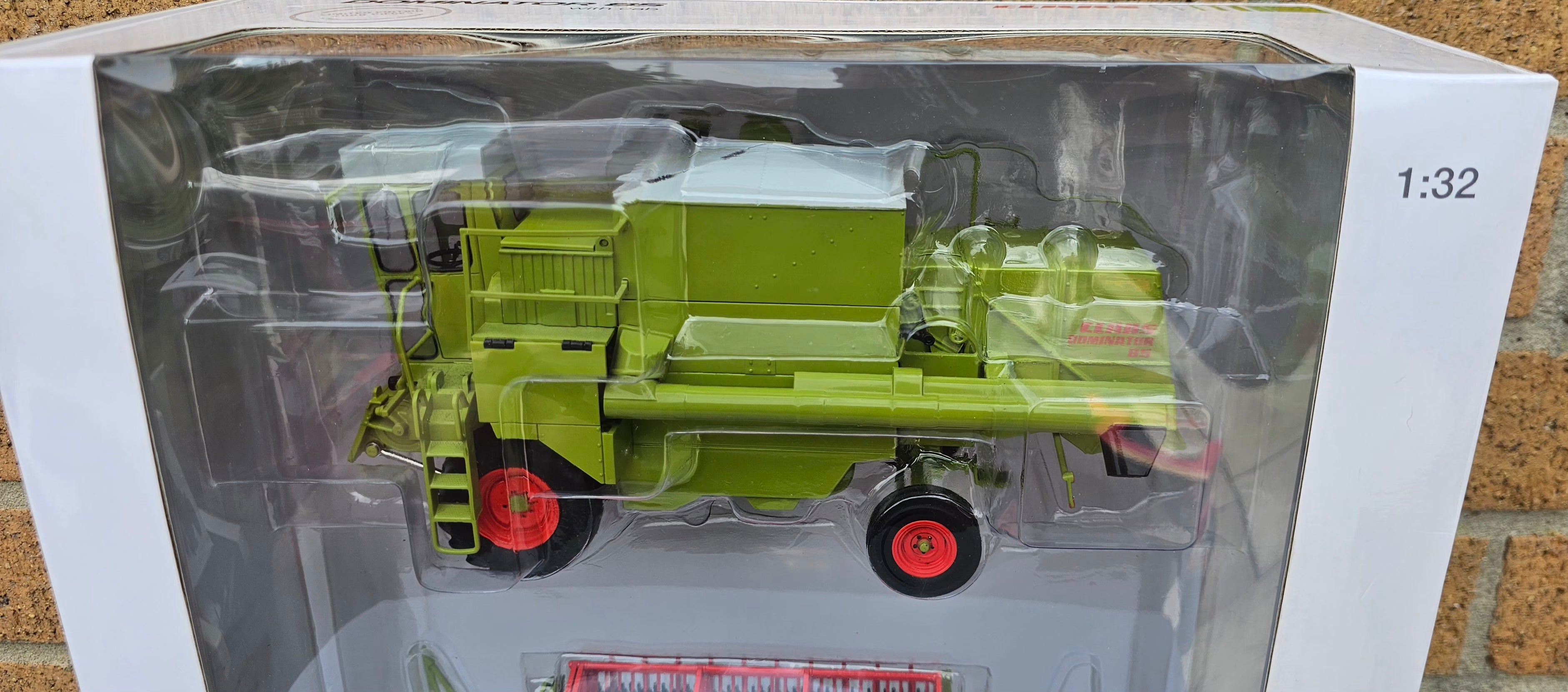 USK Claas Dominator 85 With Cab Dealer Box