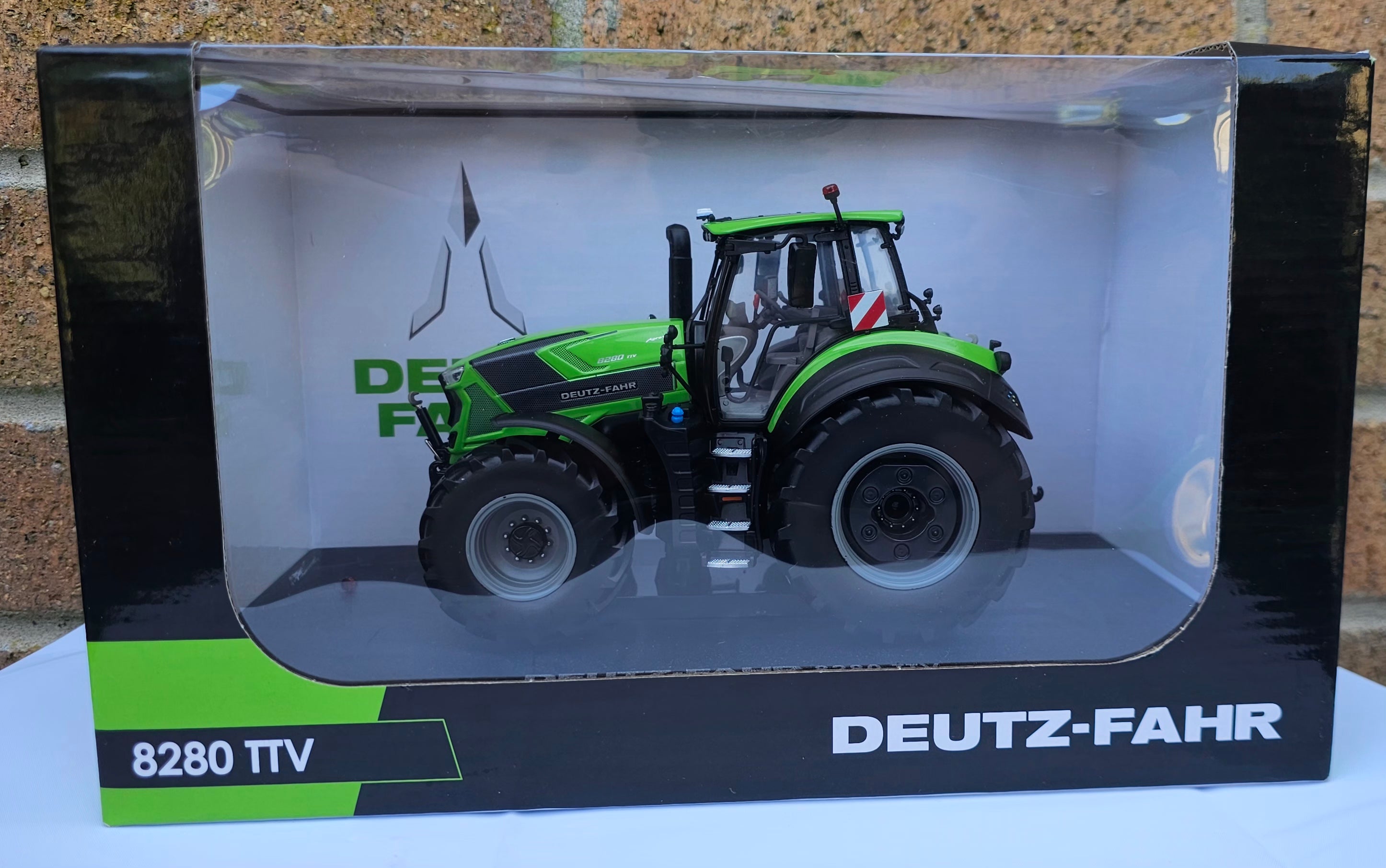 Universal Hobbies Deutz-Fahr 8280 TTV Tractor UH6606