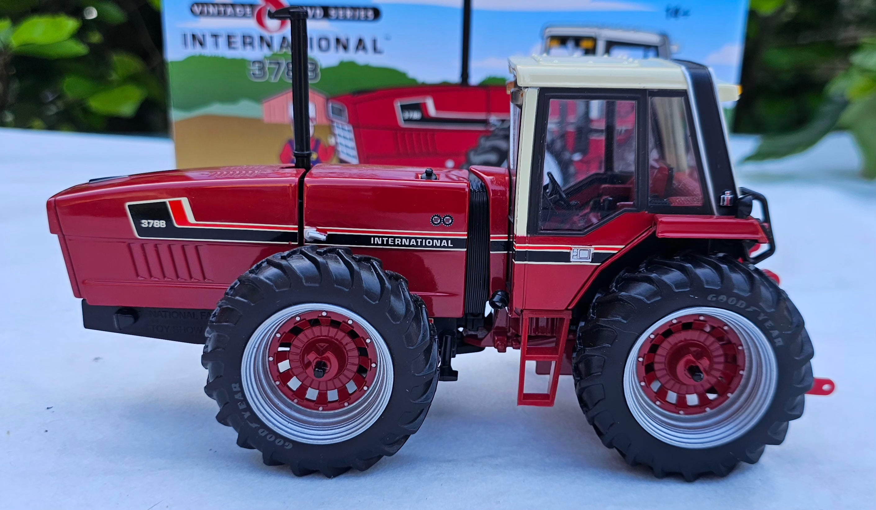 Ertl 2010 National Farm Toy Show International 3788 Tractor