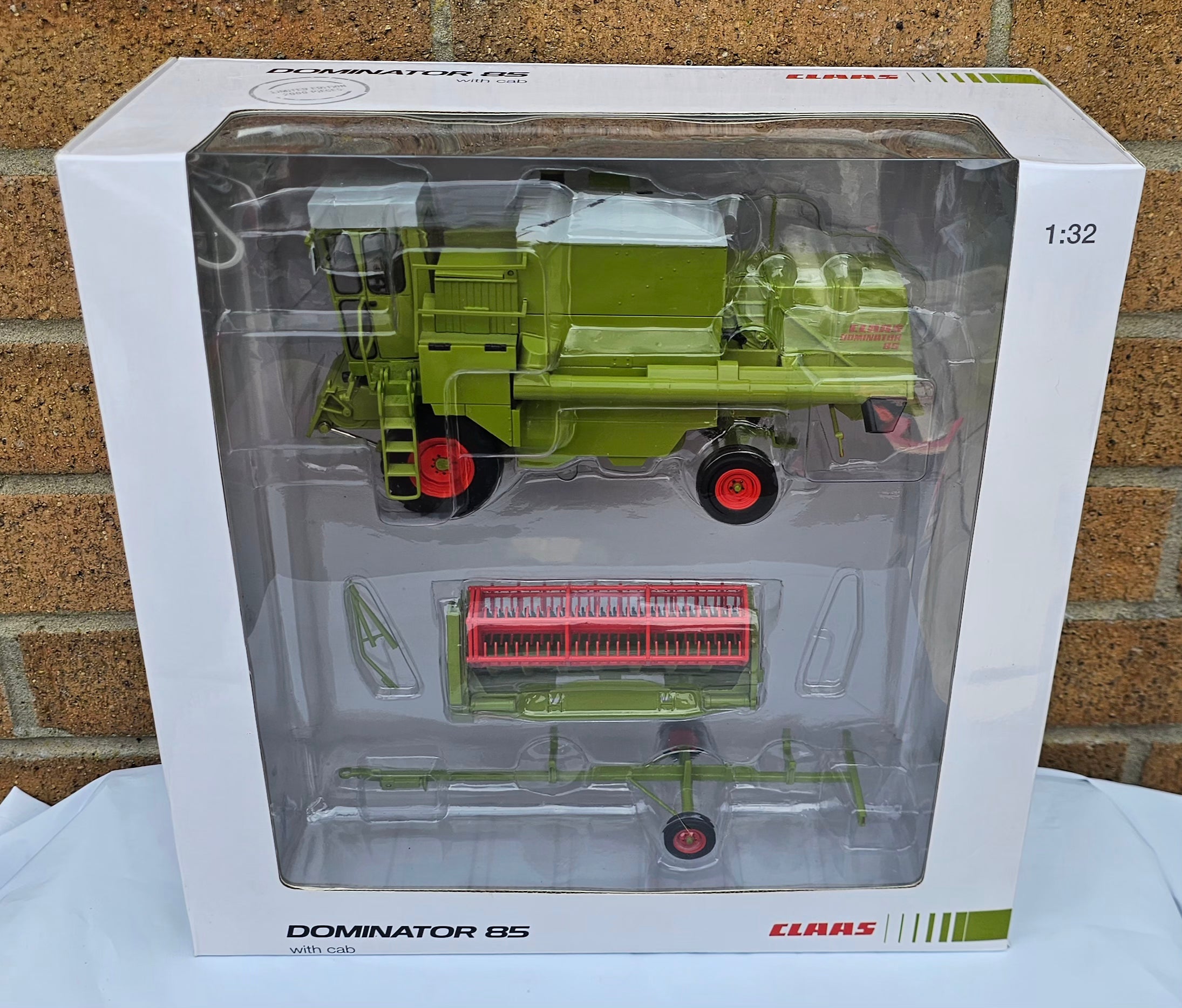 USK Claas Dominator 85 With Cab Dealer Box