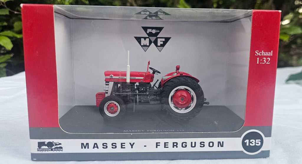 Universal Hobbies Massey Ferguson 135 Tractor HMT Panningen UH4043