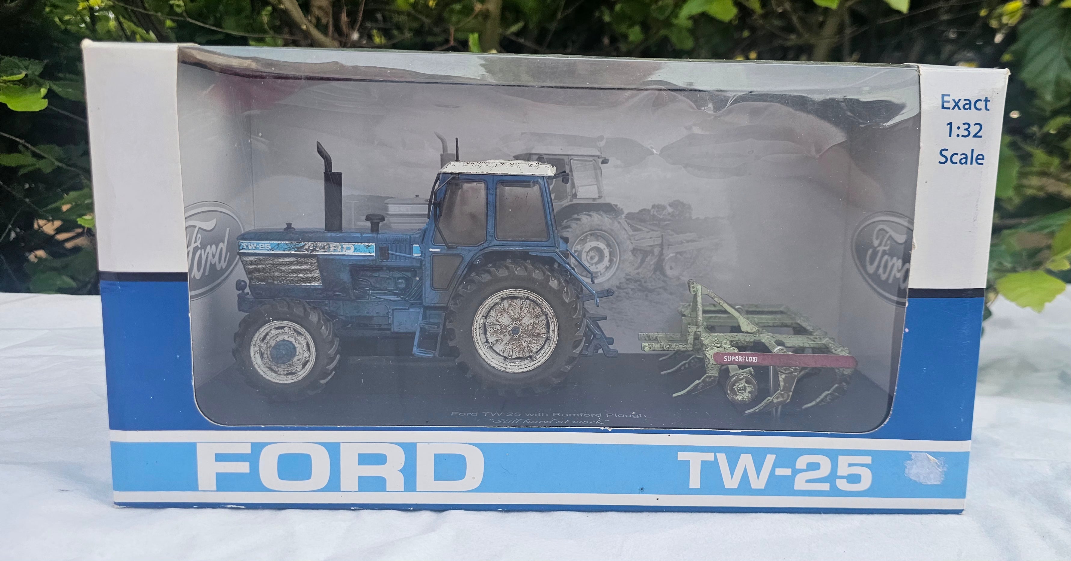 Universal Hobbies Ford TW25 + Bomford Superflow Still Hard At Work UH7118