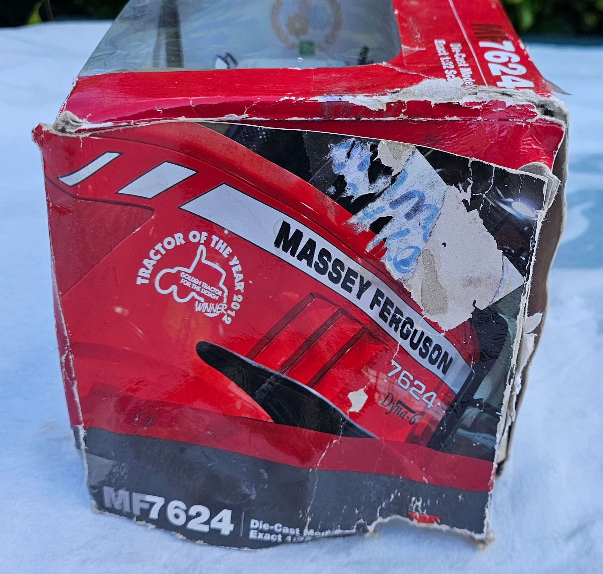 Universal Hobbies Massey Ferguson MF 7624 Tractor