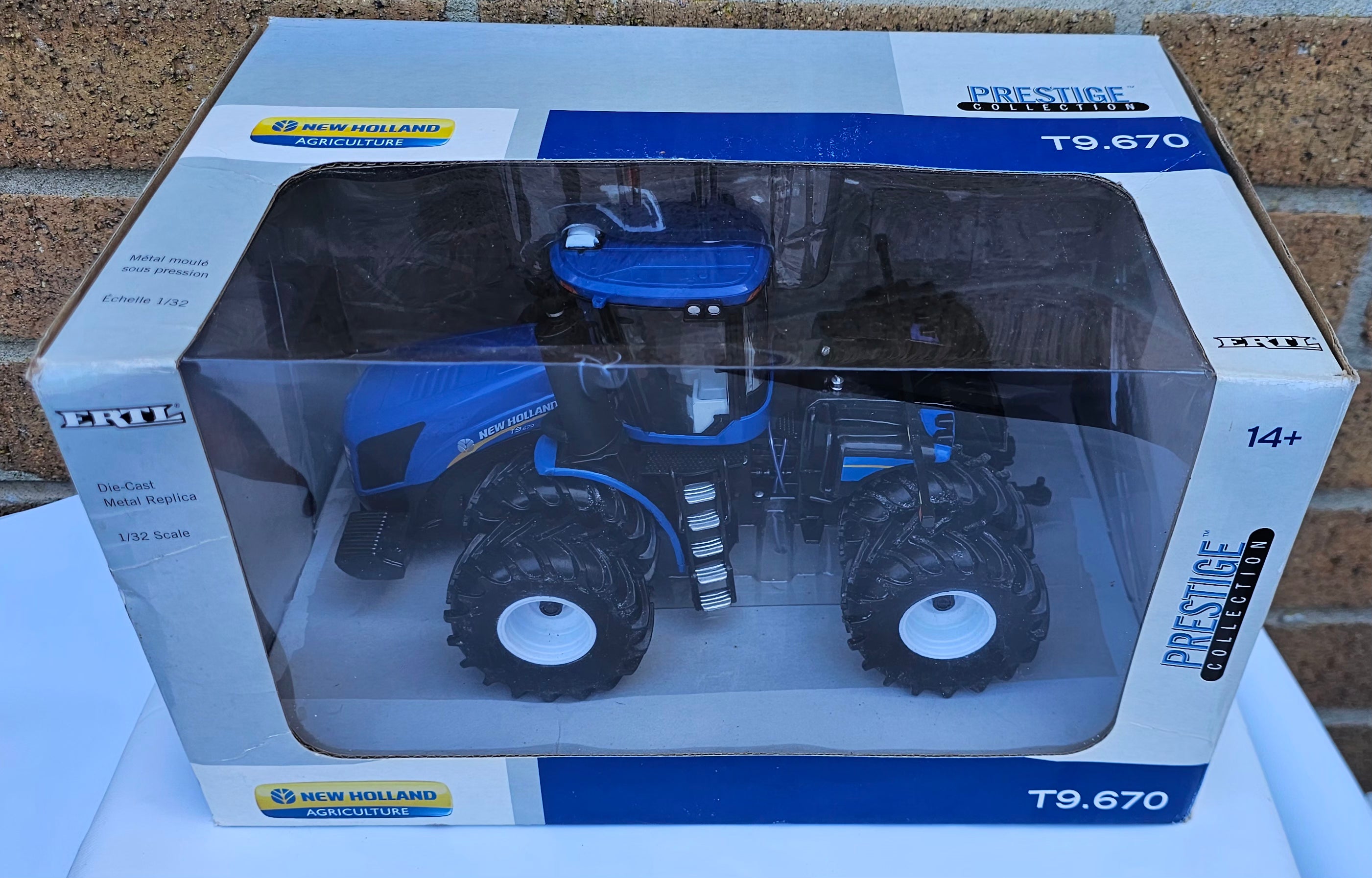 Ertl New Holland T9.670 Prestige Collection Tractor