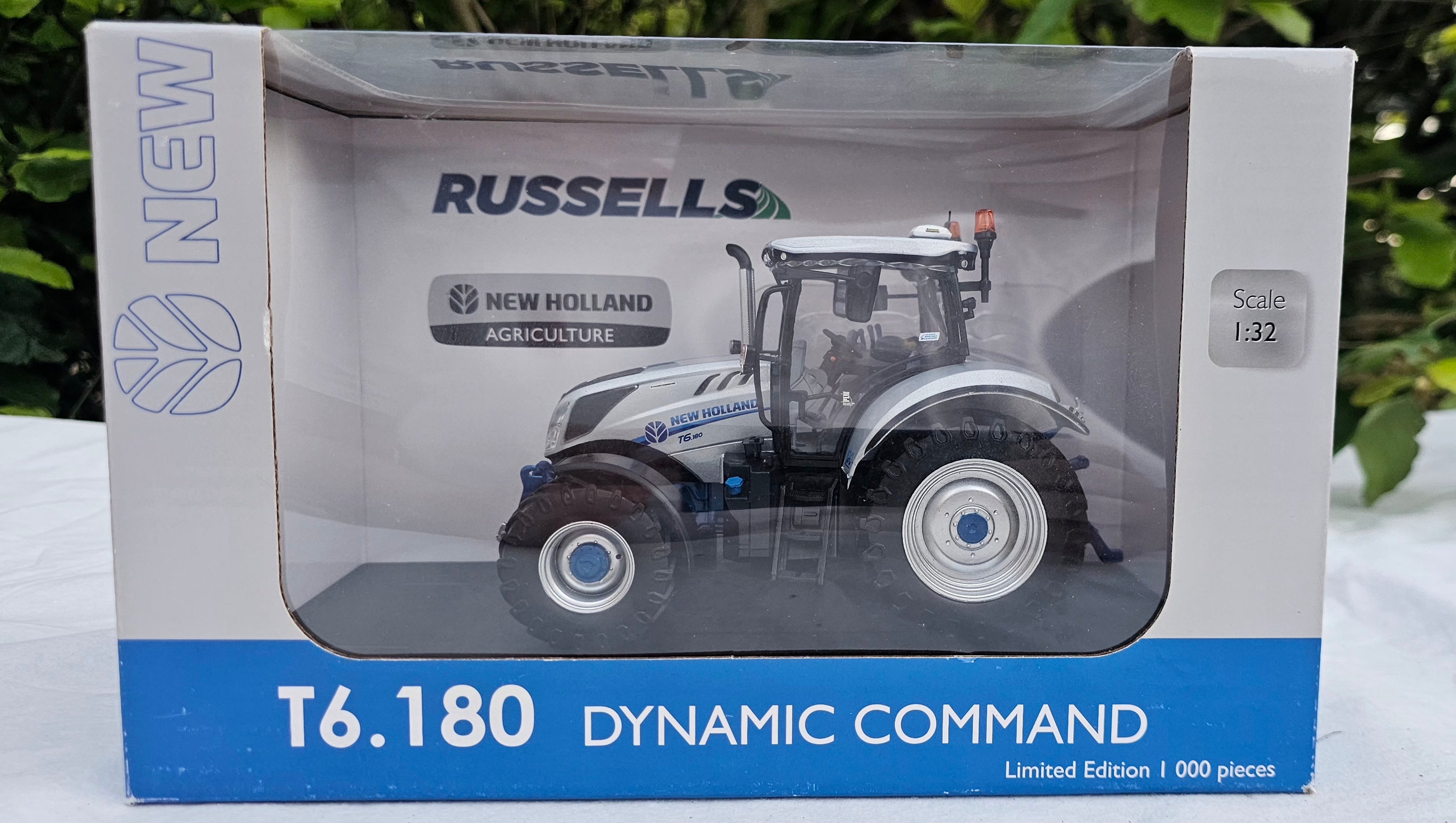 Universal Hobbies New Holland Tractor T6.180 Dynamic Command Russels Livery UH6348